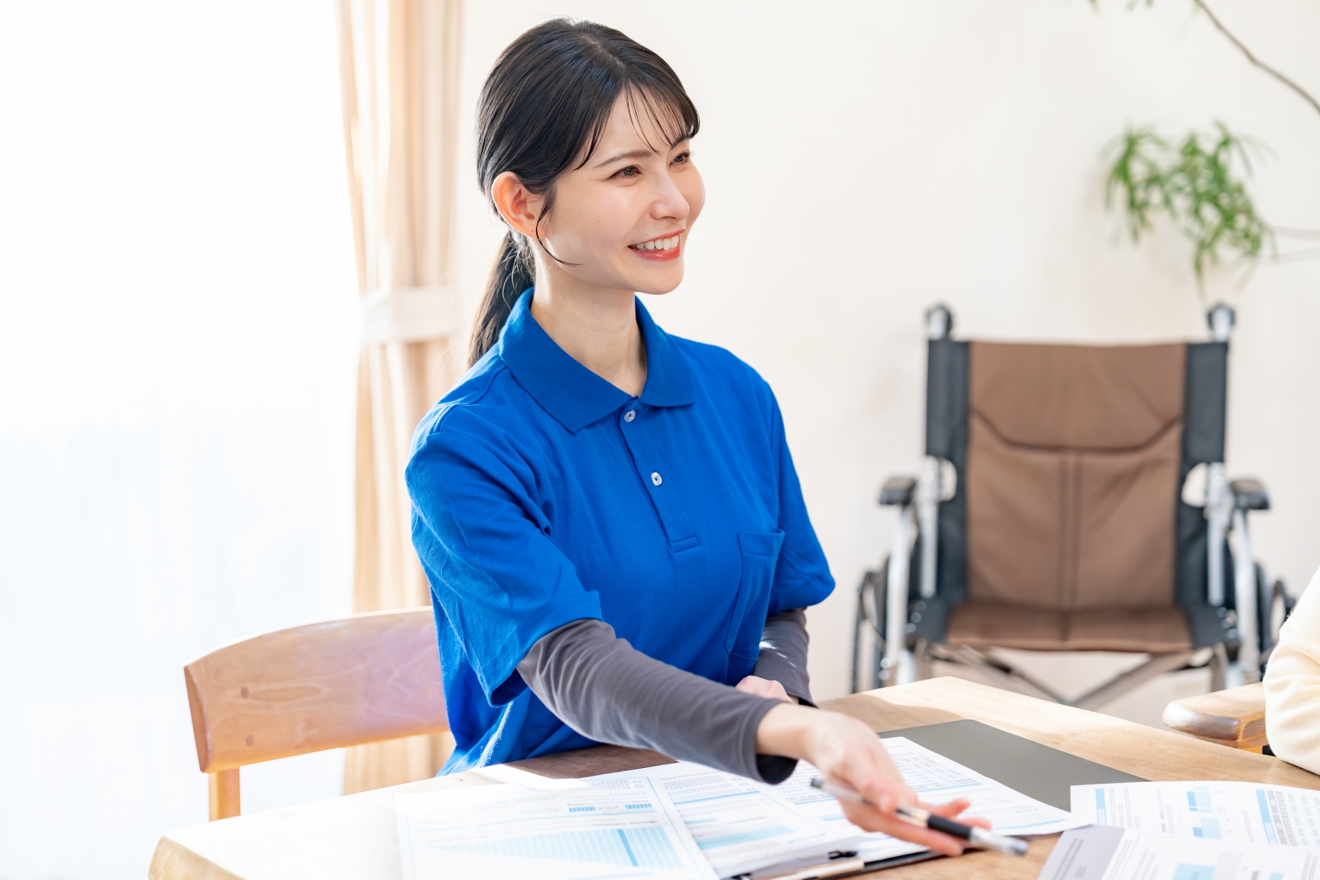 資料を提示する介護スタッフ