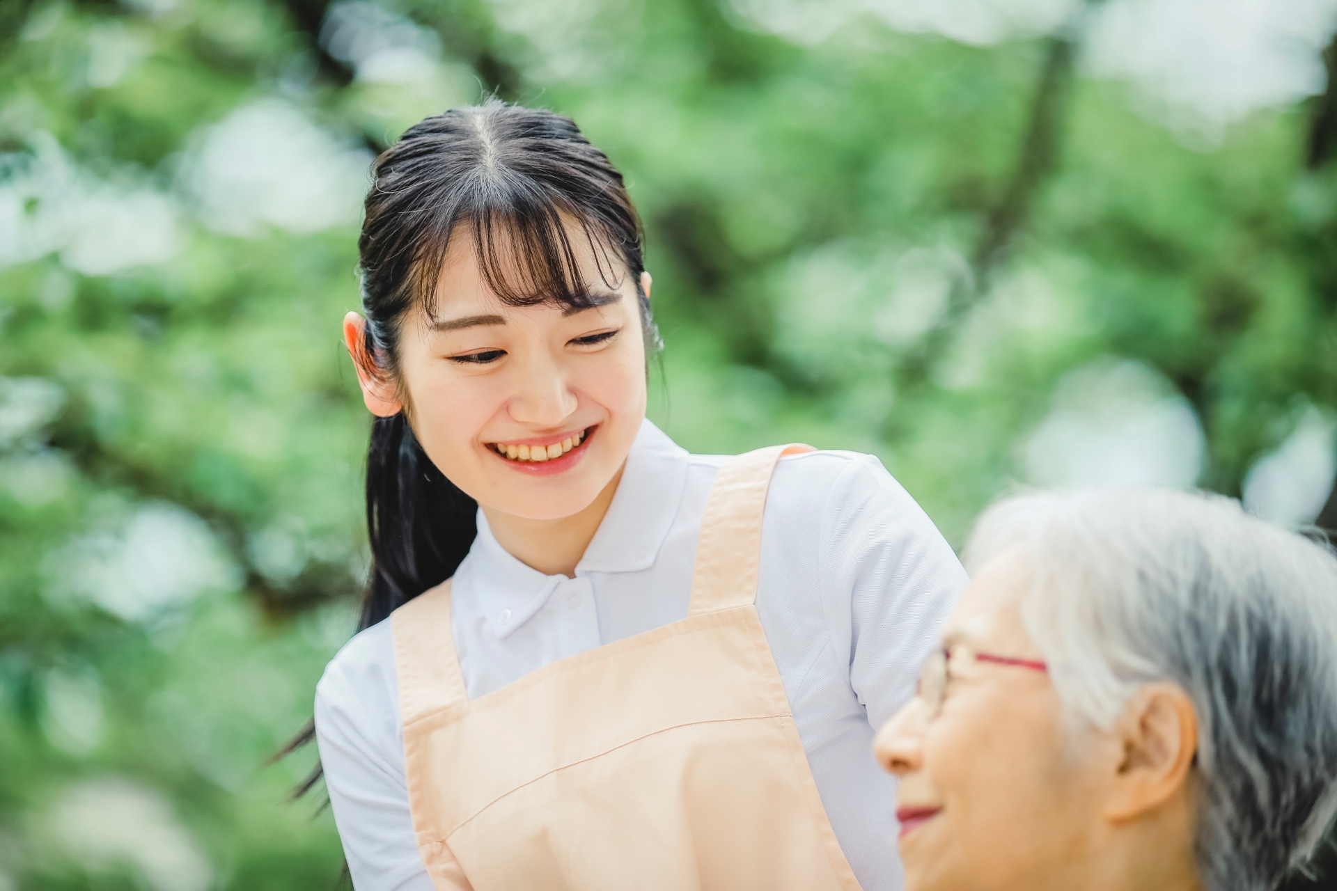 シニアの女性に話しかける介護スタッフ