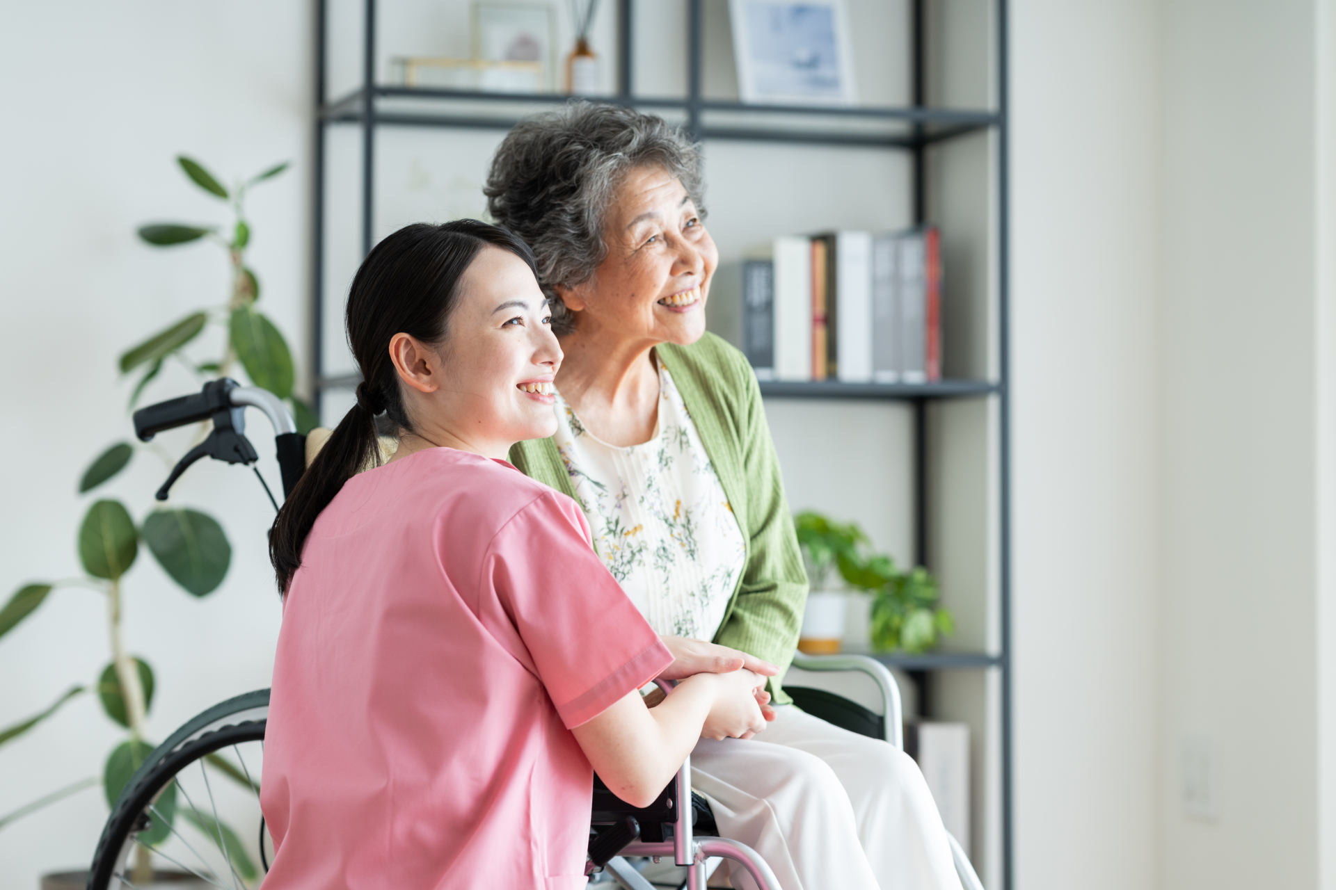 車椅子のシニアの女性と介護福祉士
