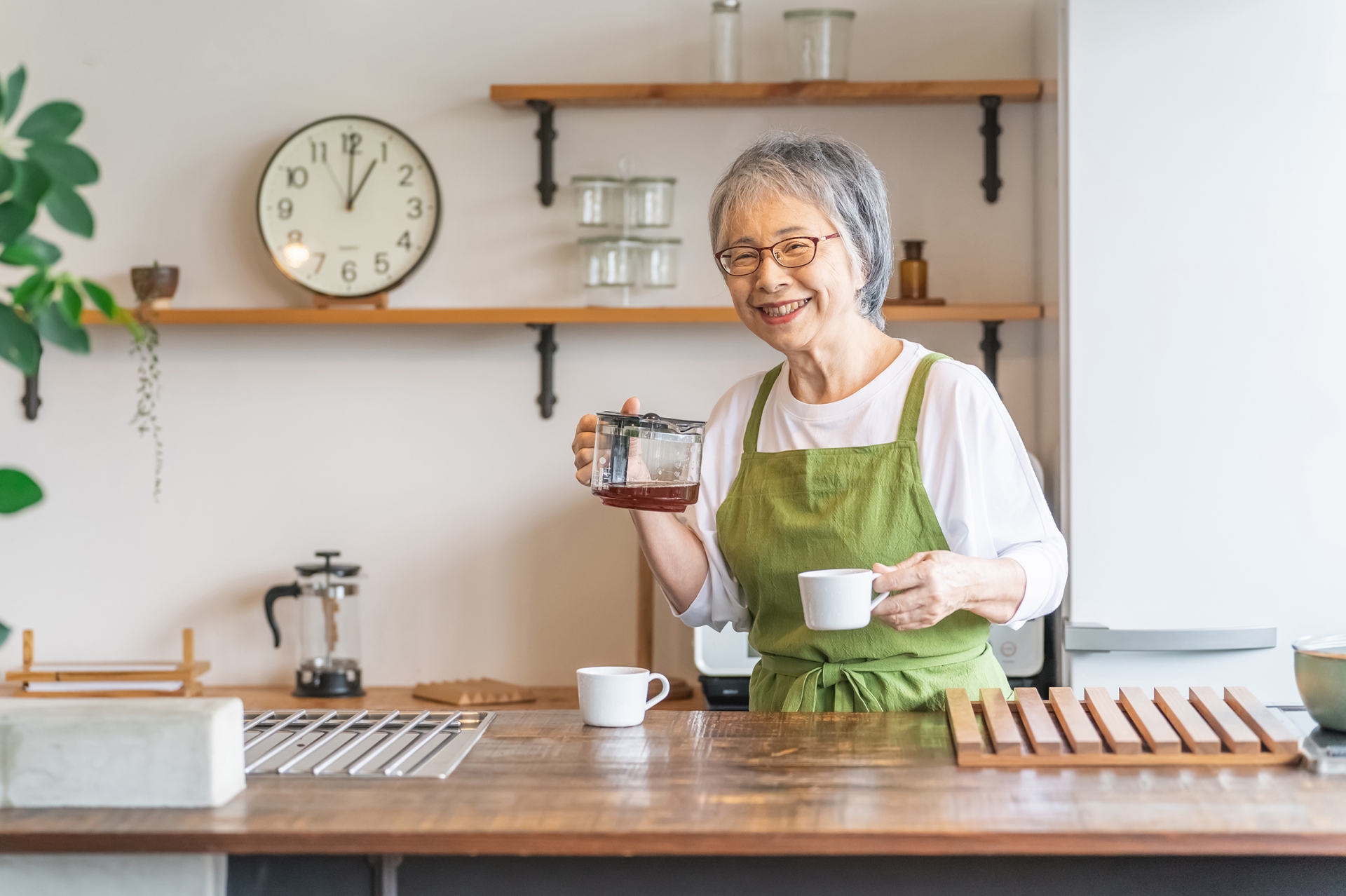 コーヒーを淹れる高齢者女性