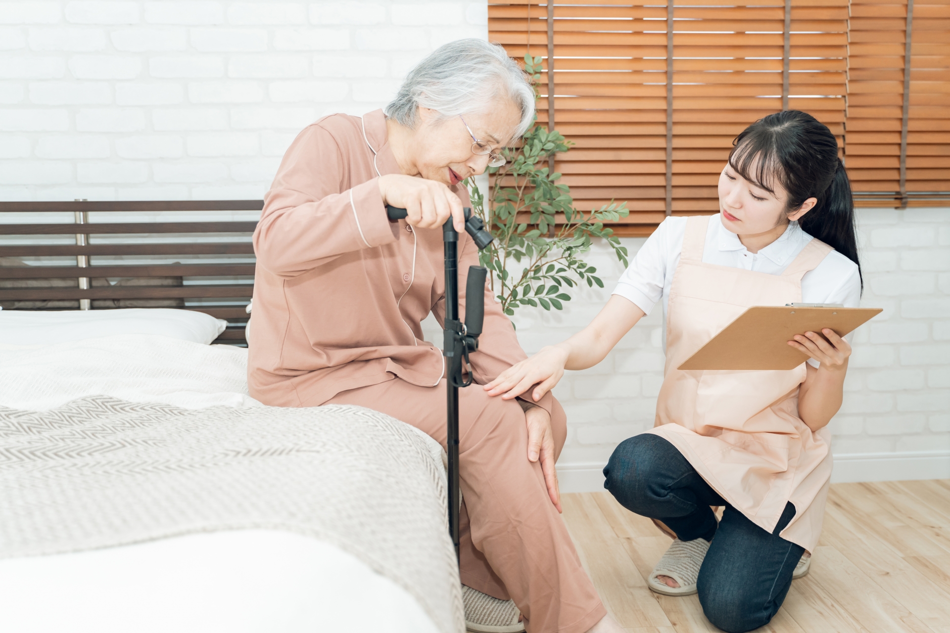 高齢者女性のカウンセリングをする介護士
