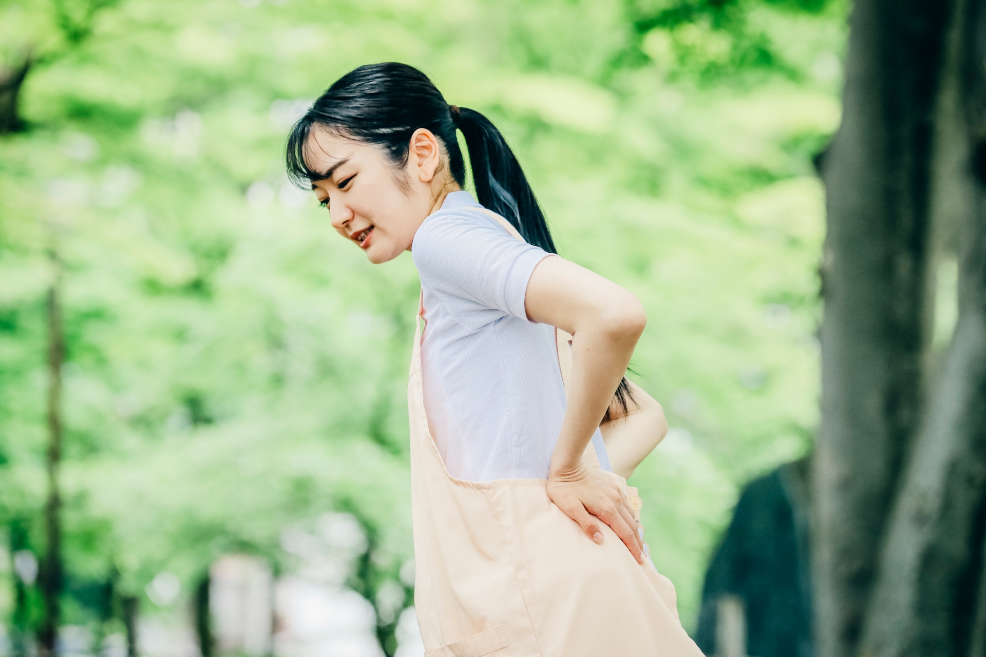 エプロンをつけた女性（腰）