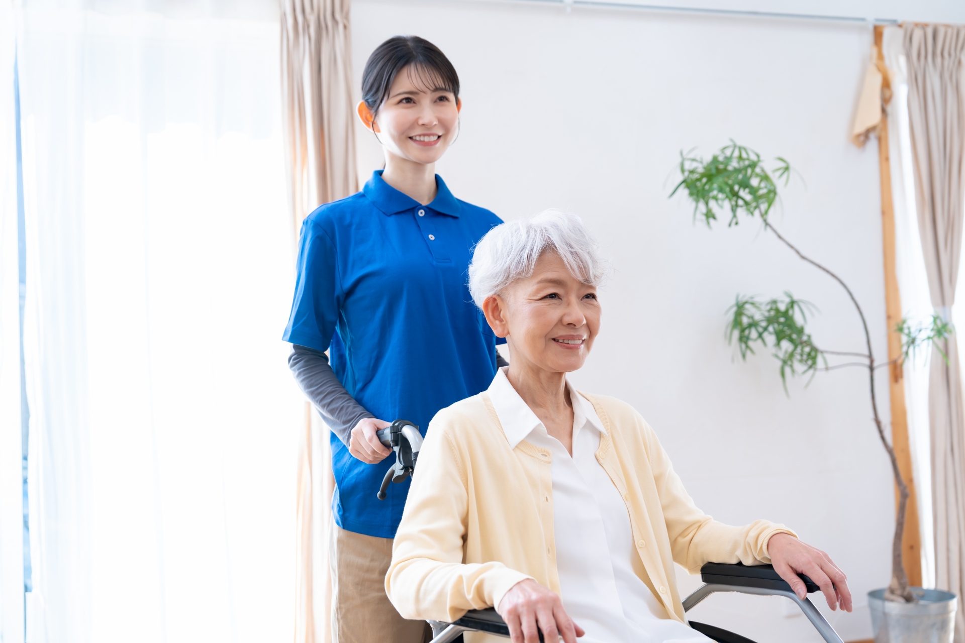 在宅で高齢女性を支える介護士のケアシーン