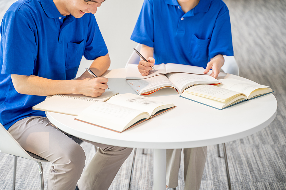 勉強する介護士たち