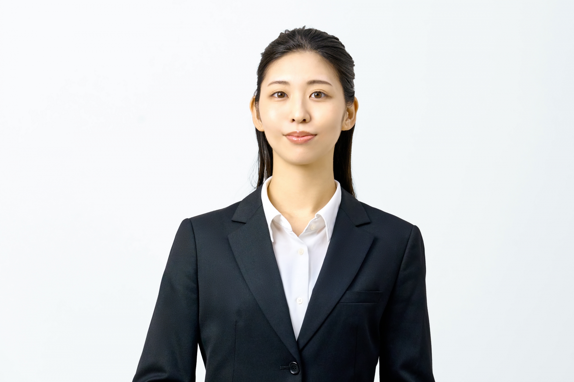 スーツを着て正面を向く女性