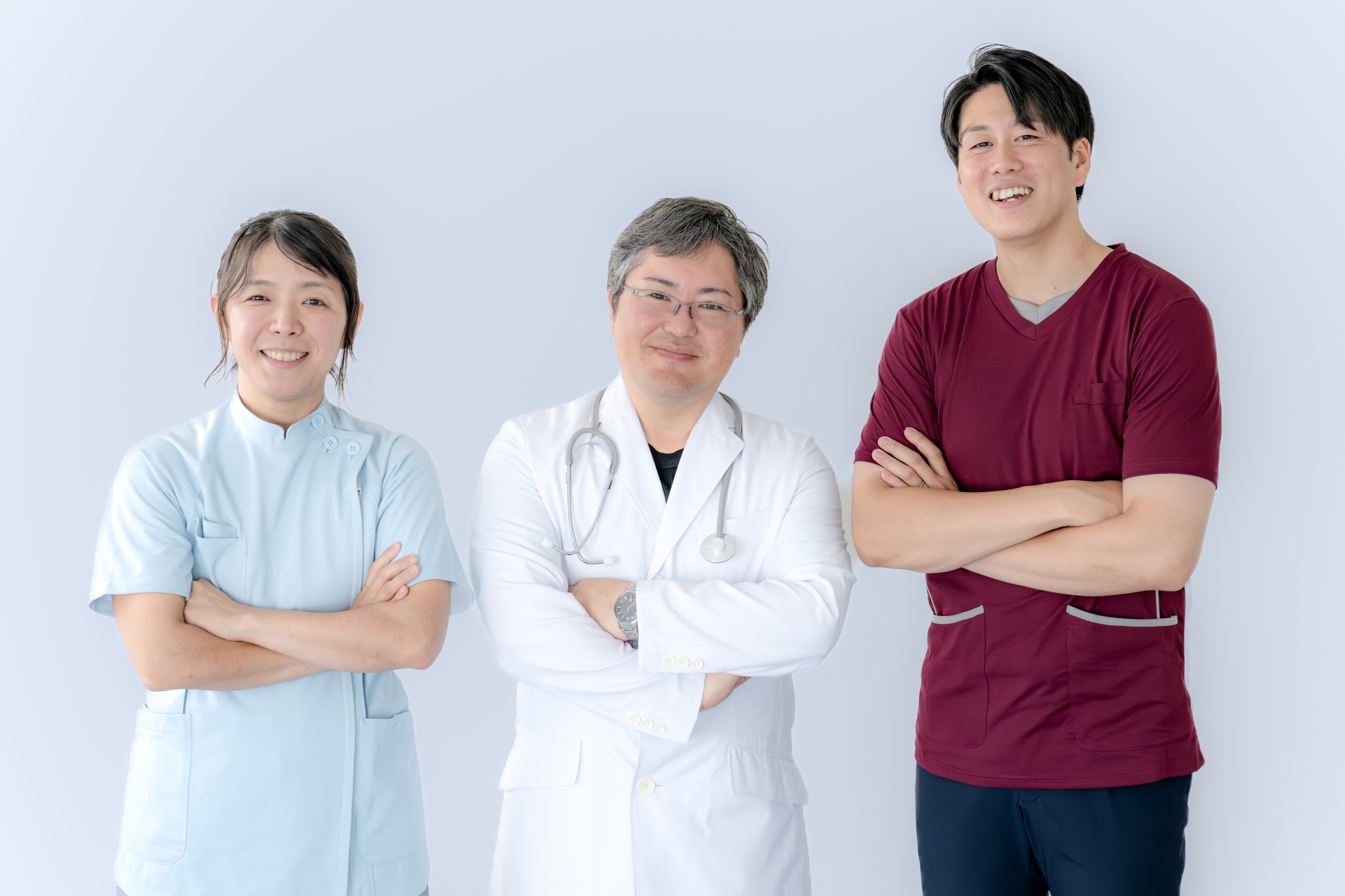腕を組む医療従事者