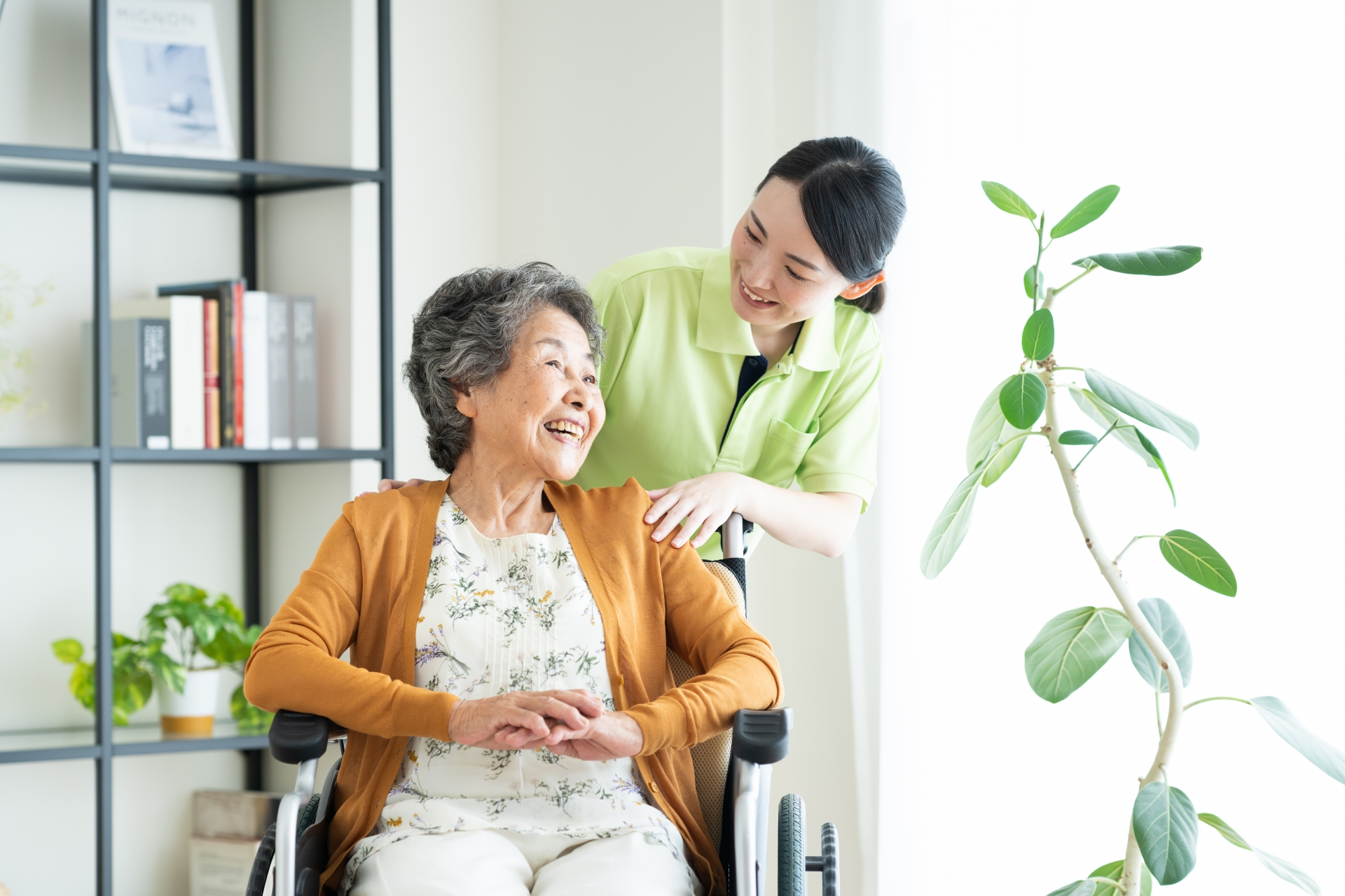 会話をする高齢者と介護士