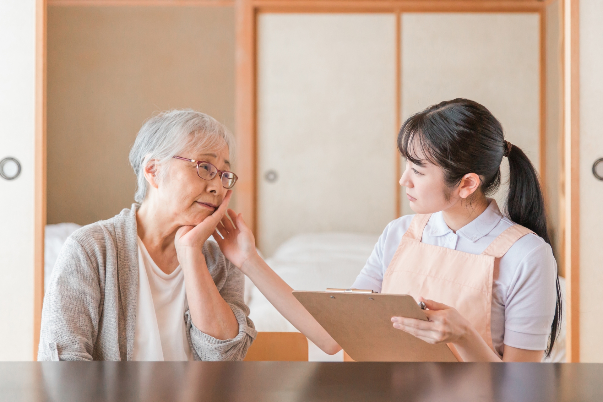 和室で話を聞く介護スタッフ