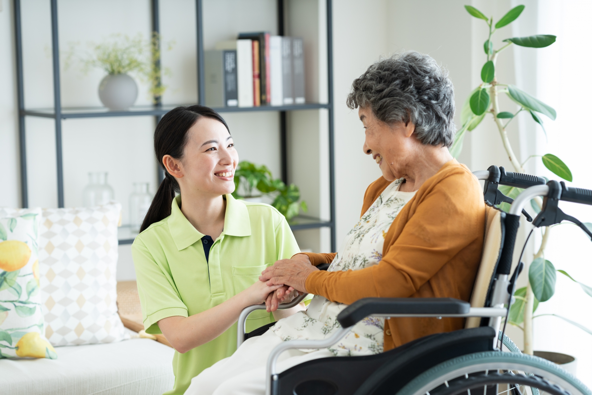 車椅子のシニアの女性と介護福祉士