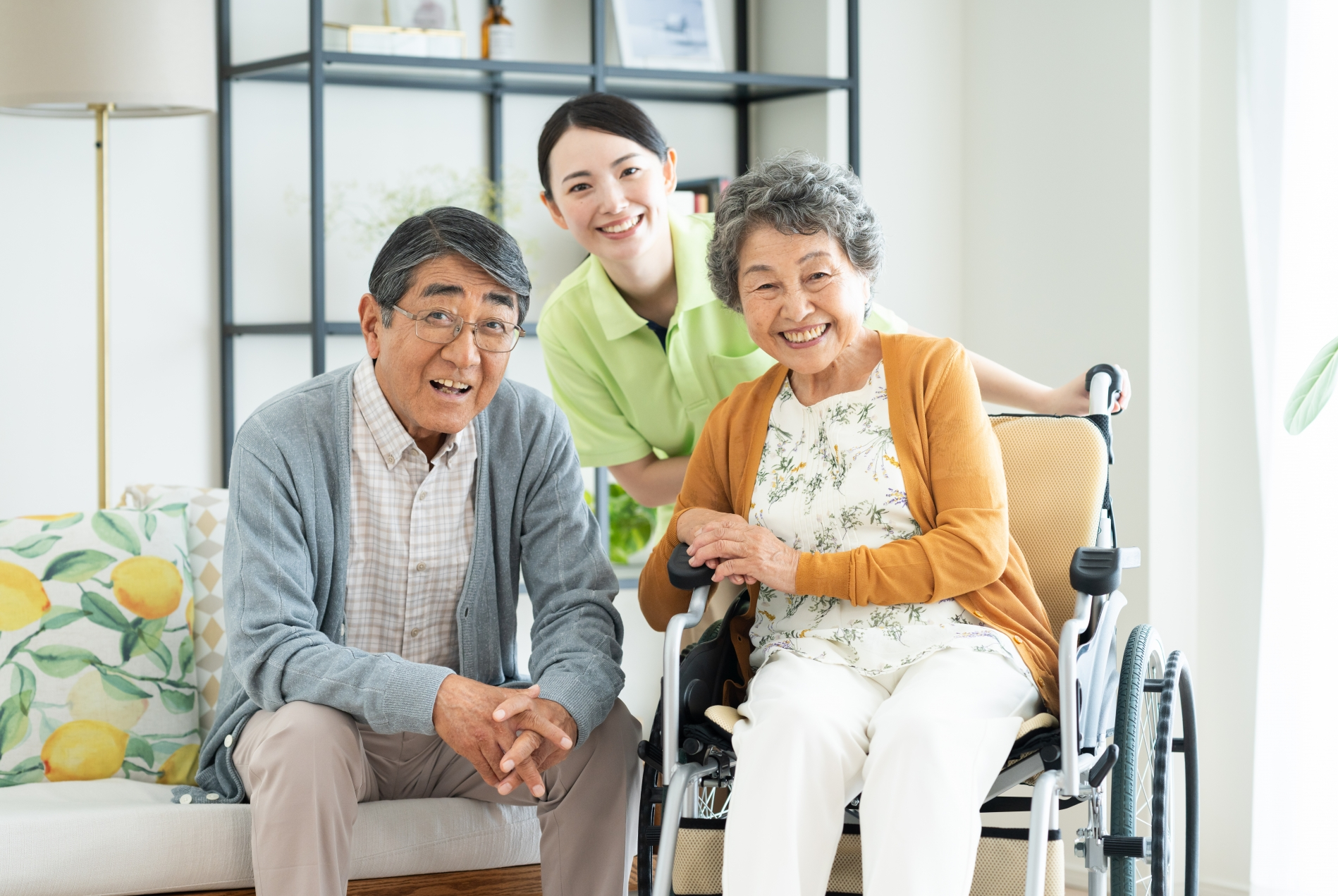 高齢夫婦と真ん中から顔を出す介護士