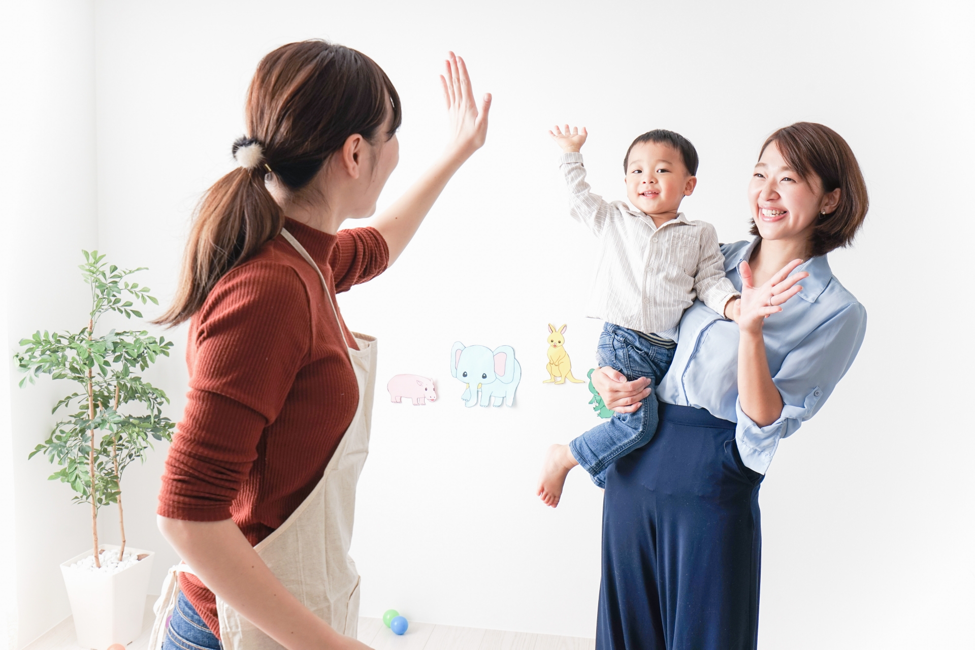 託児所から帰る親子