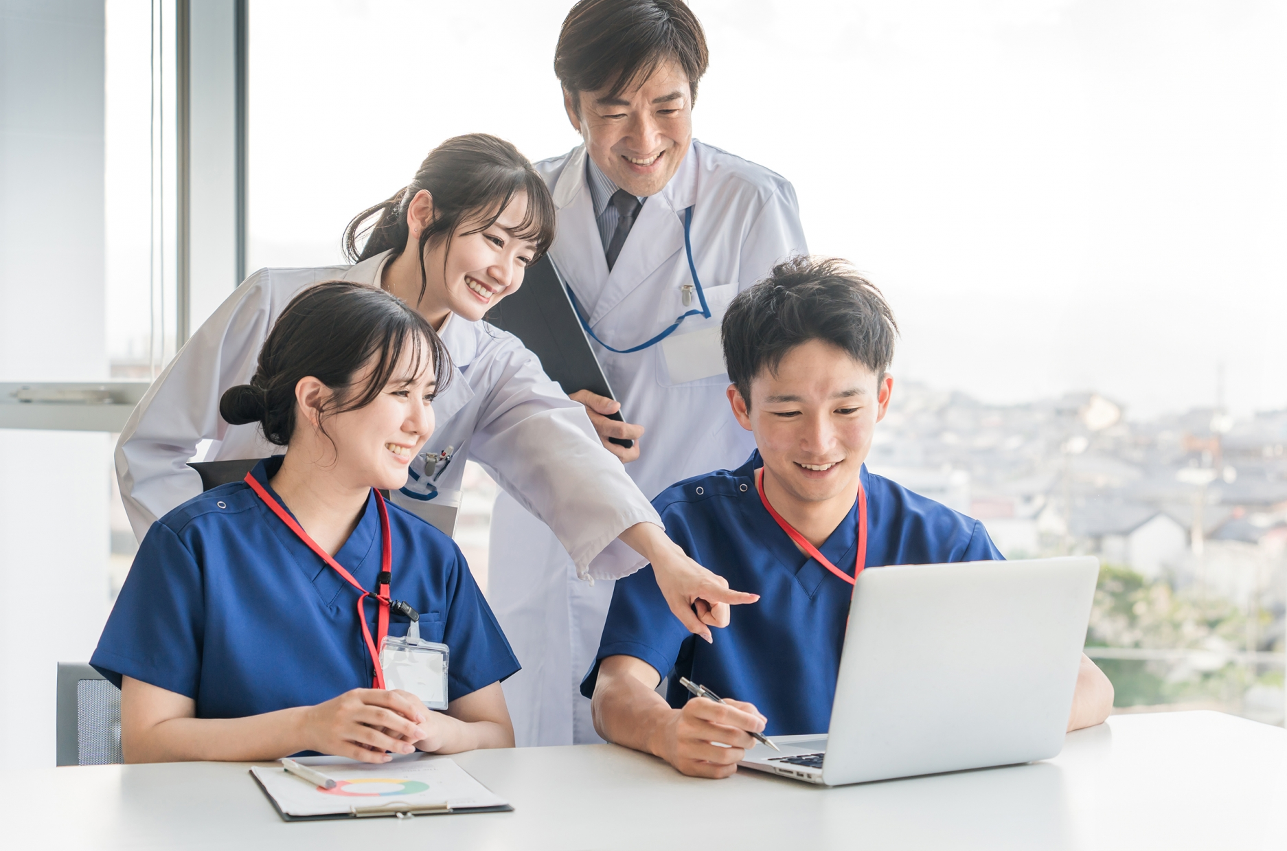 パソコンの前に集まる医師と介護士たち