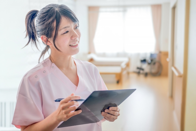 記録をとる介護士