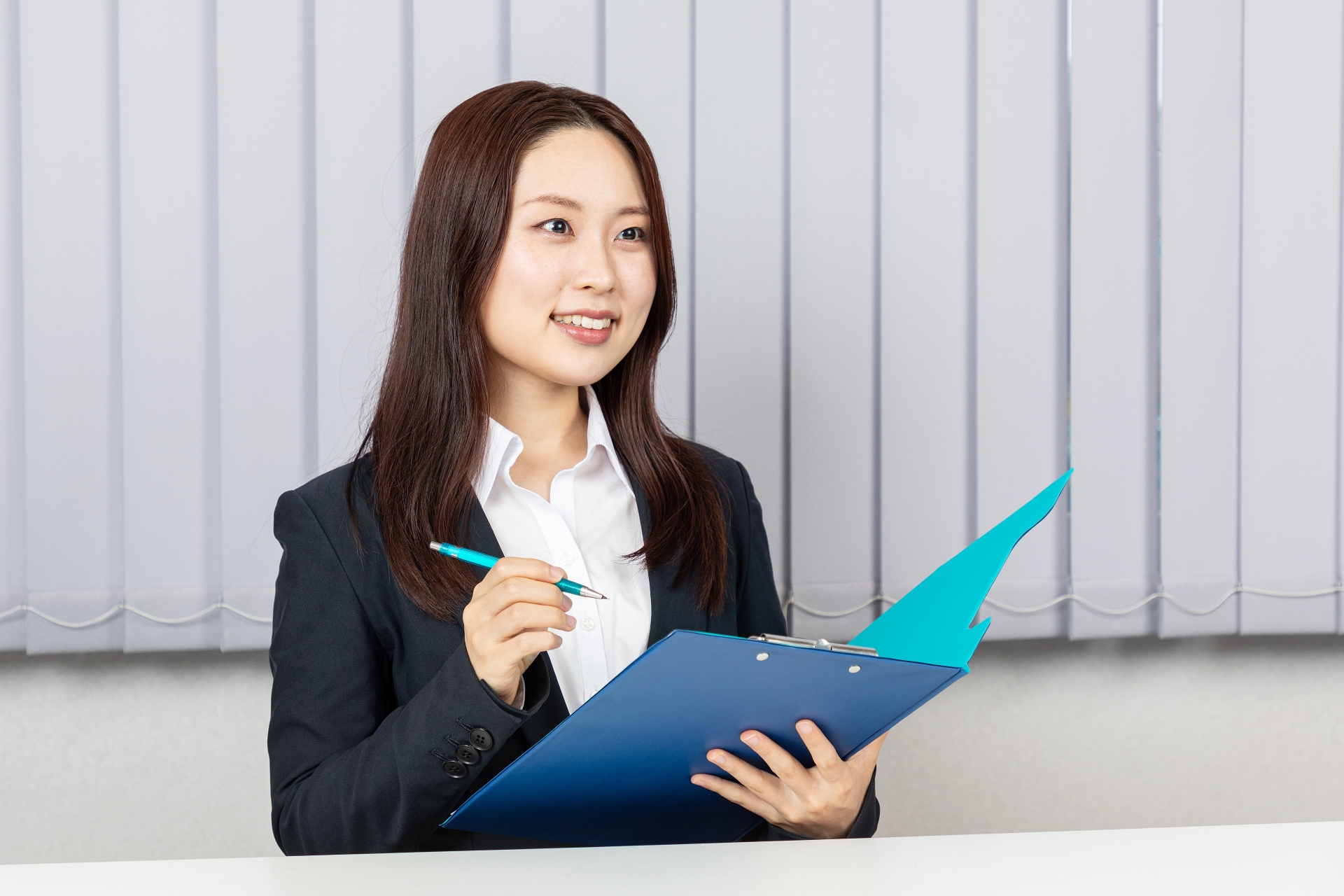 メモをとる若い女性