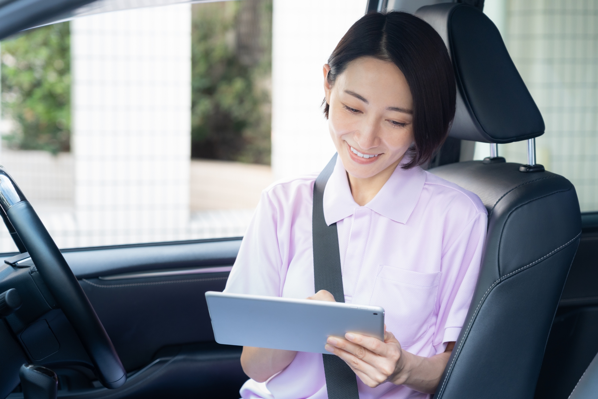 車で訪問介護をするミドルの女性介護士