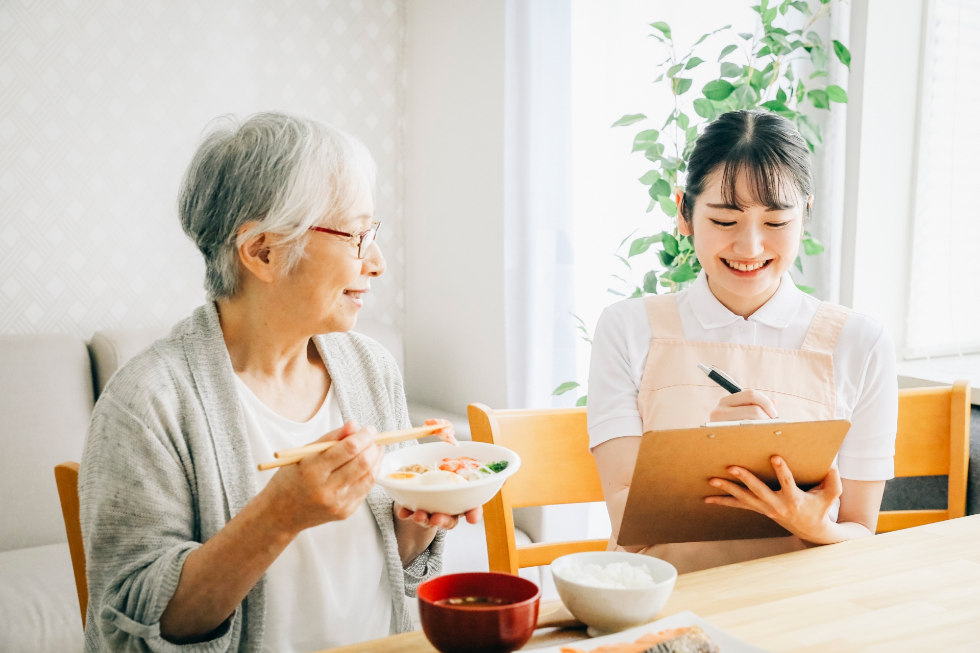 食事中の女性
