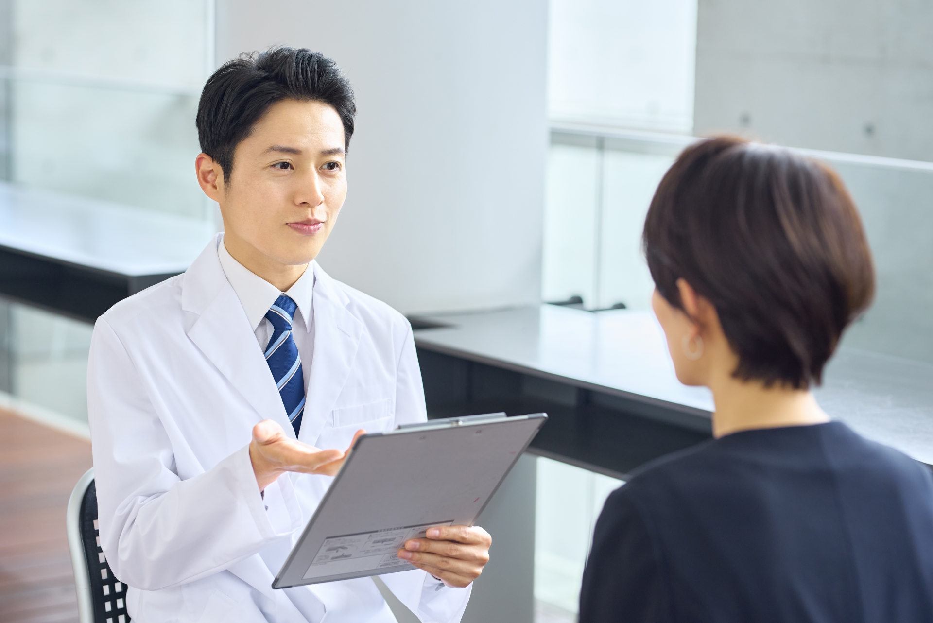 男性医師と女性患者　診察