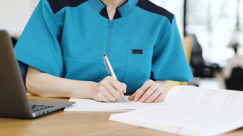 勉強する人の手もと