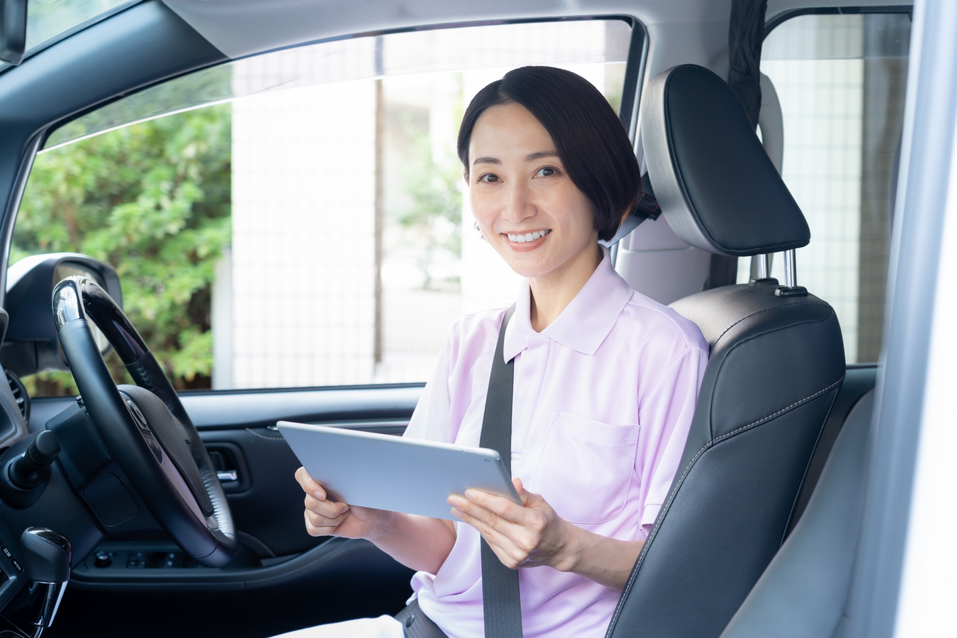 車内にいる介護士