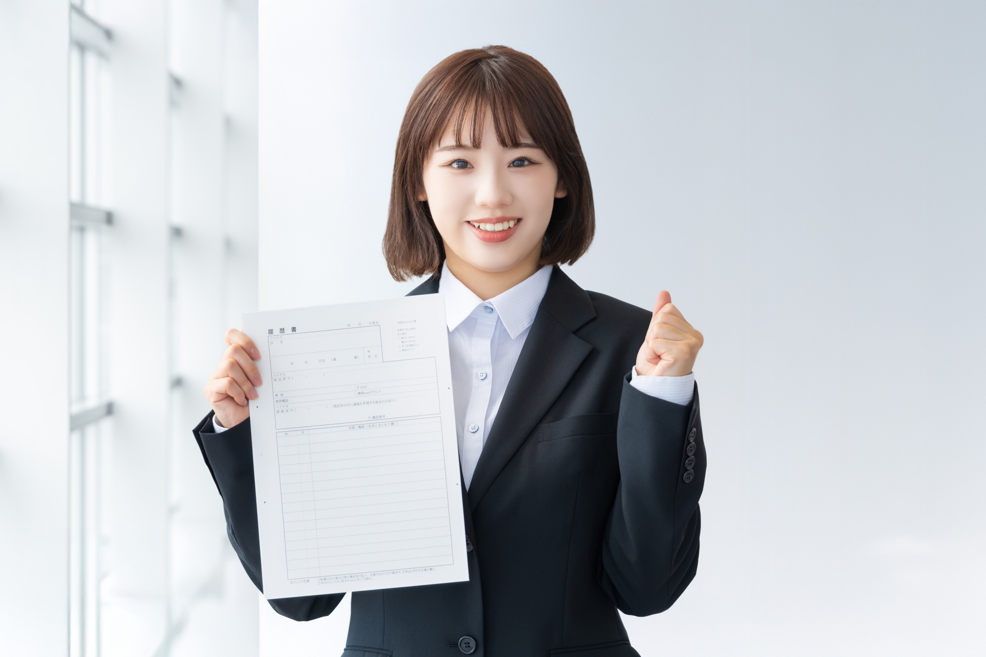 履歴書を持つ就活生の若い女性