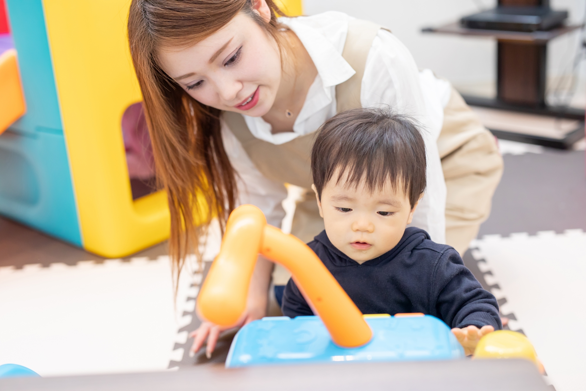 保育園／託児所／キッズカフェで遊ぶ男の子