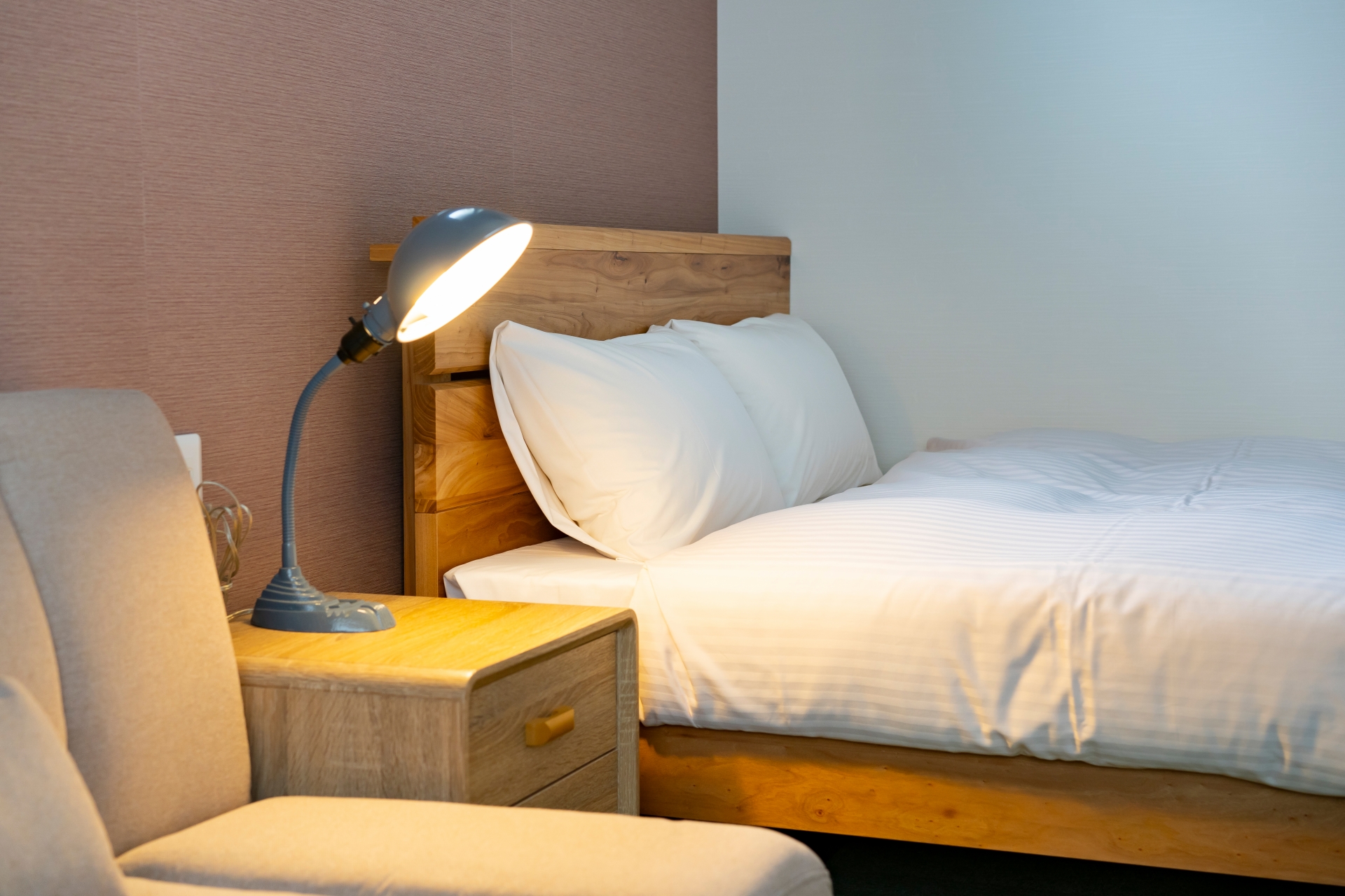 ベッドサイドで点灯している明かり