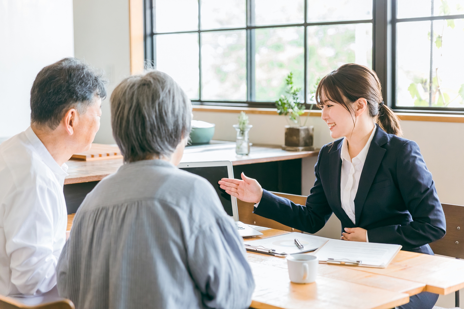 面談をする高齢夫婦とスーツの女性