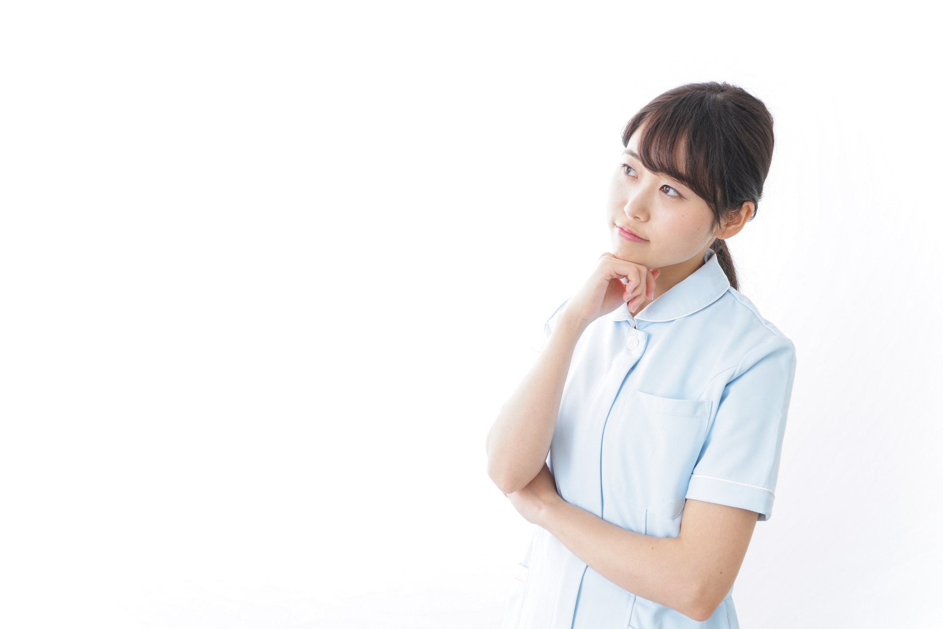 あごに手を当てて考える白衣の女性