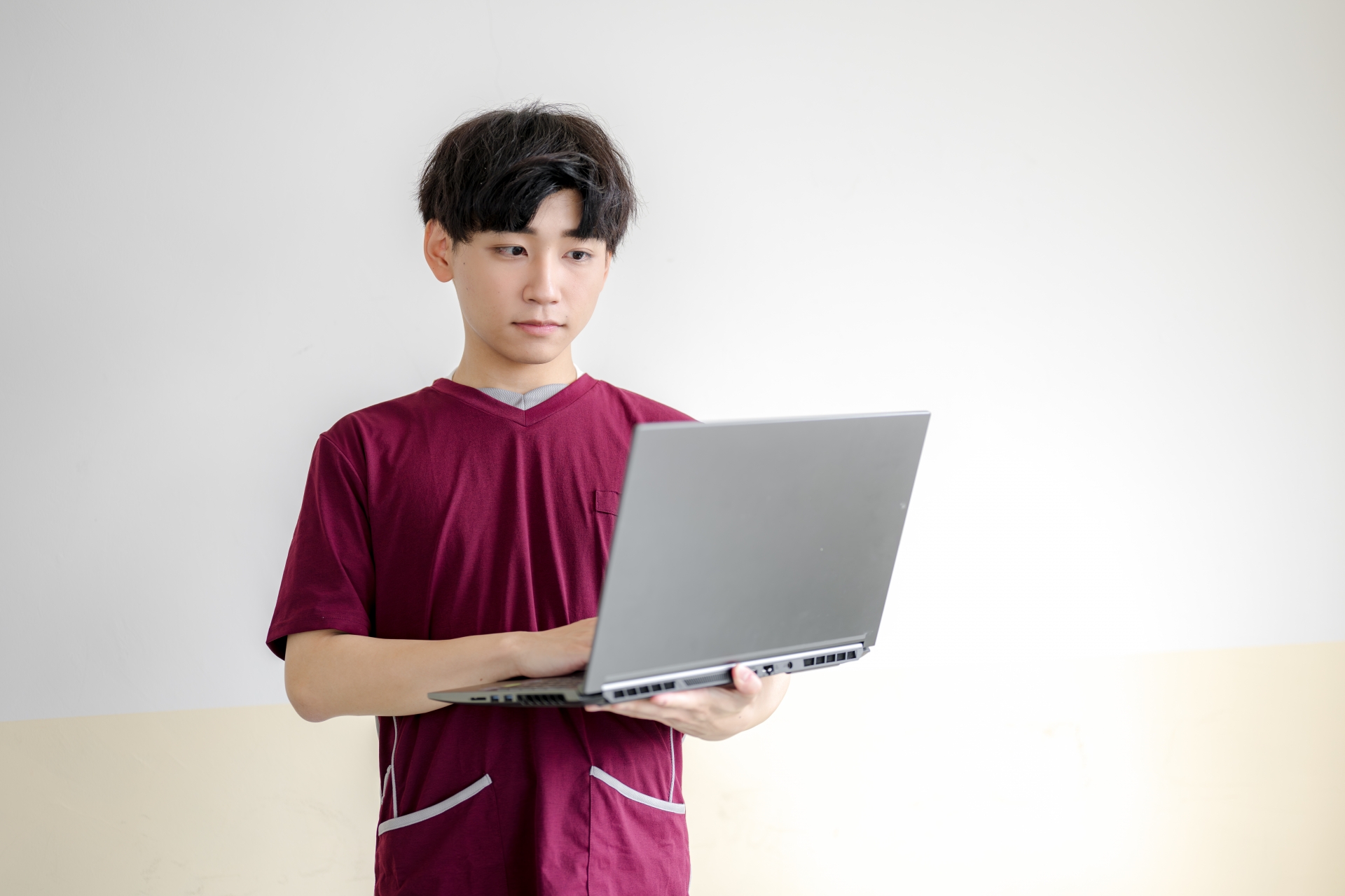 パソコンを使うスクラブ男性