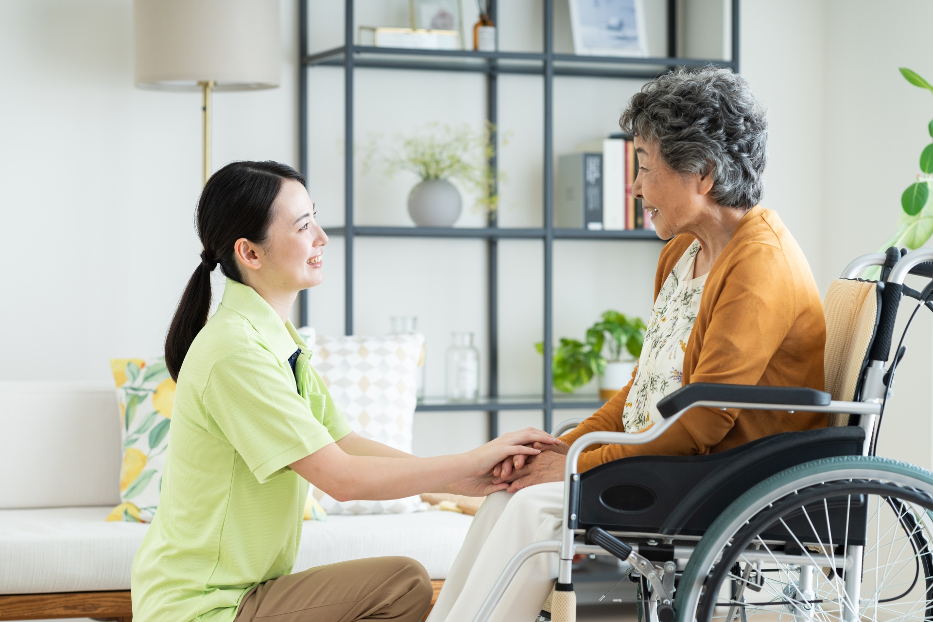車椅子のシニアの女性と介護福祉士