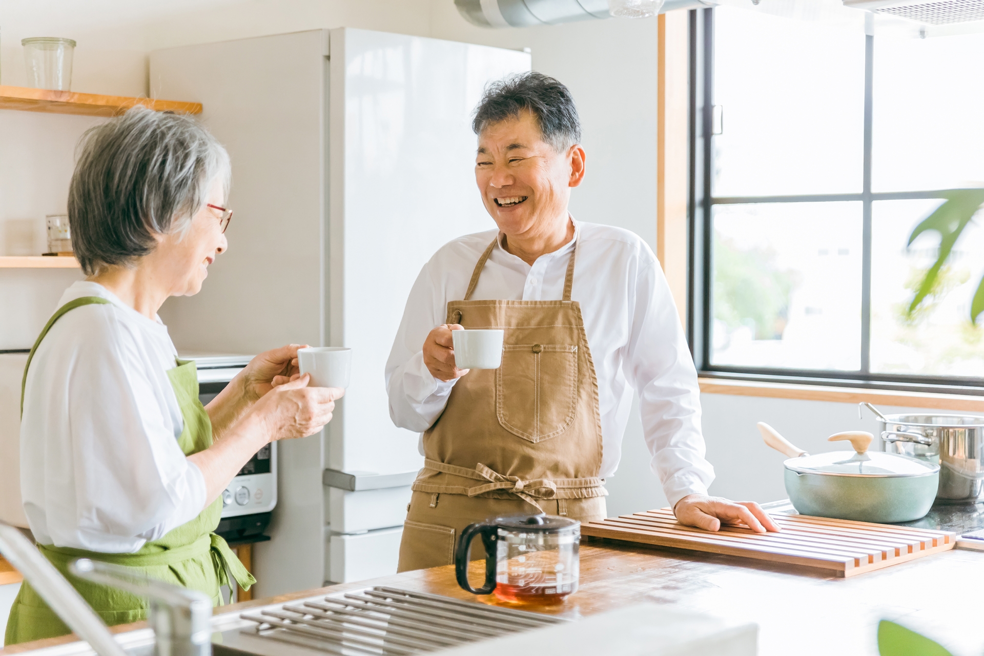 仲良く飲み物を飲む高齢夫婦