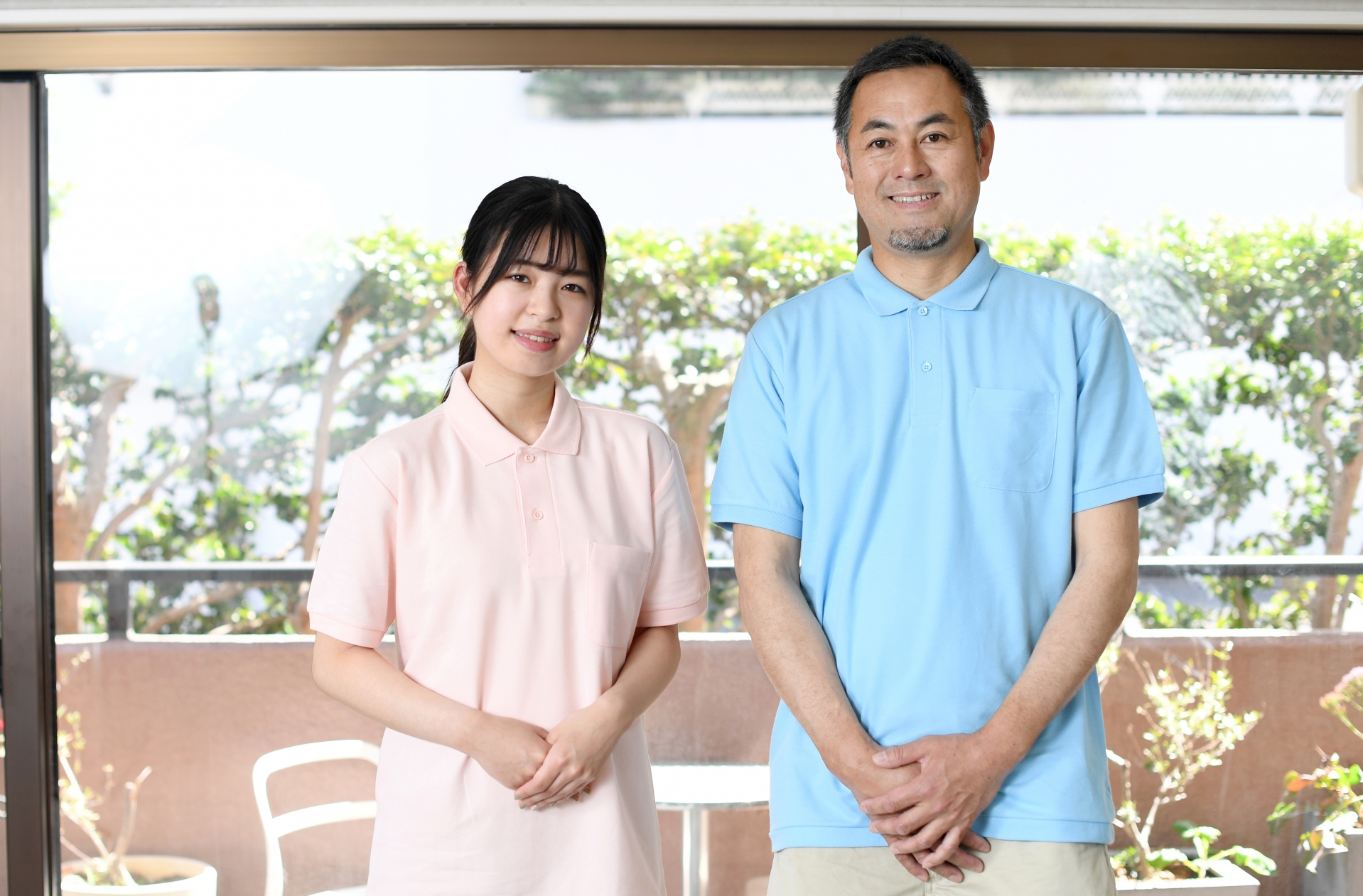 笑顔の男女スタッフ