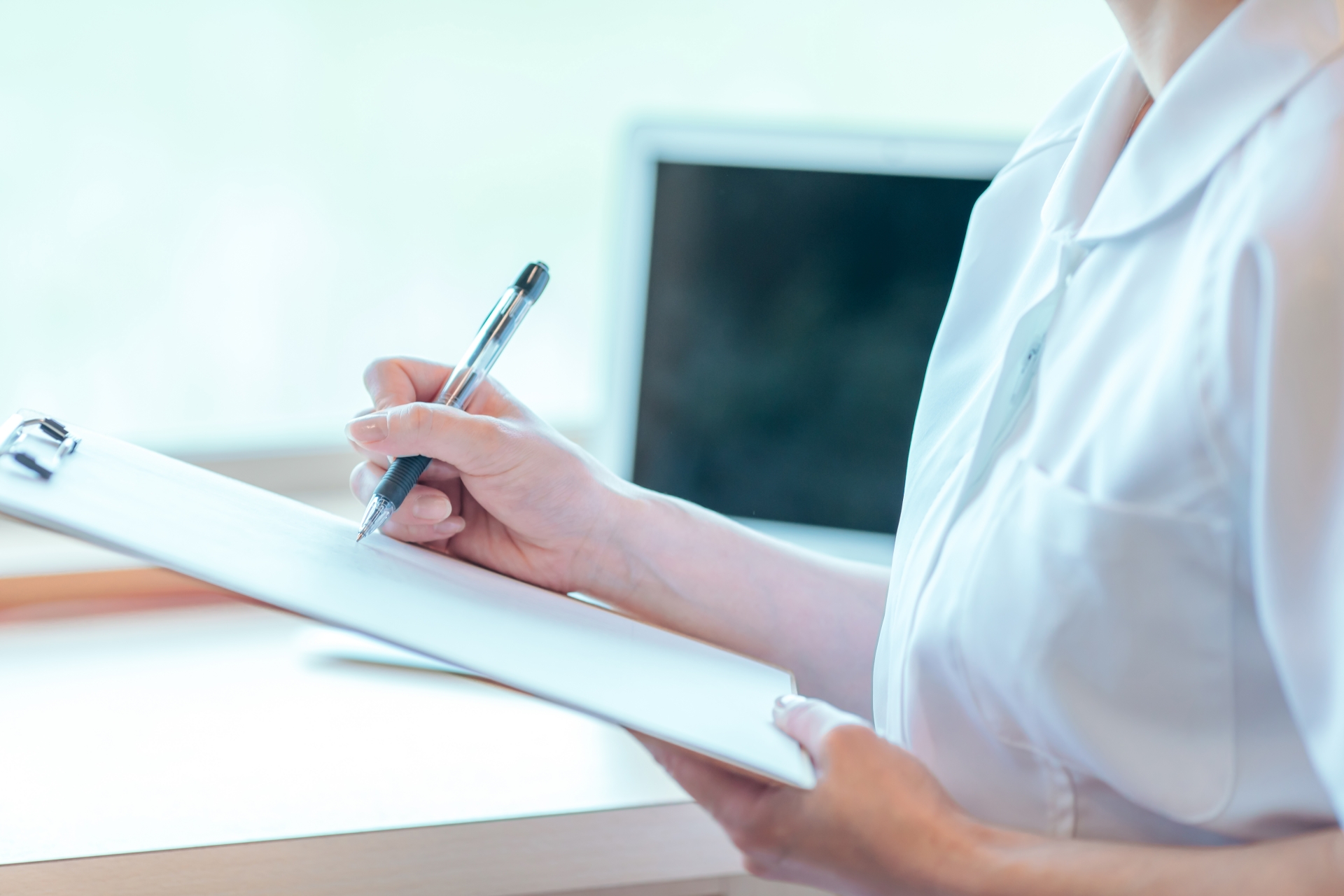 記録をするスタッフ