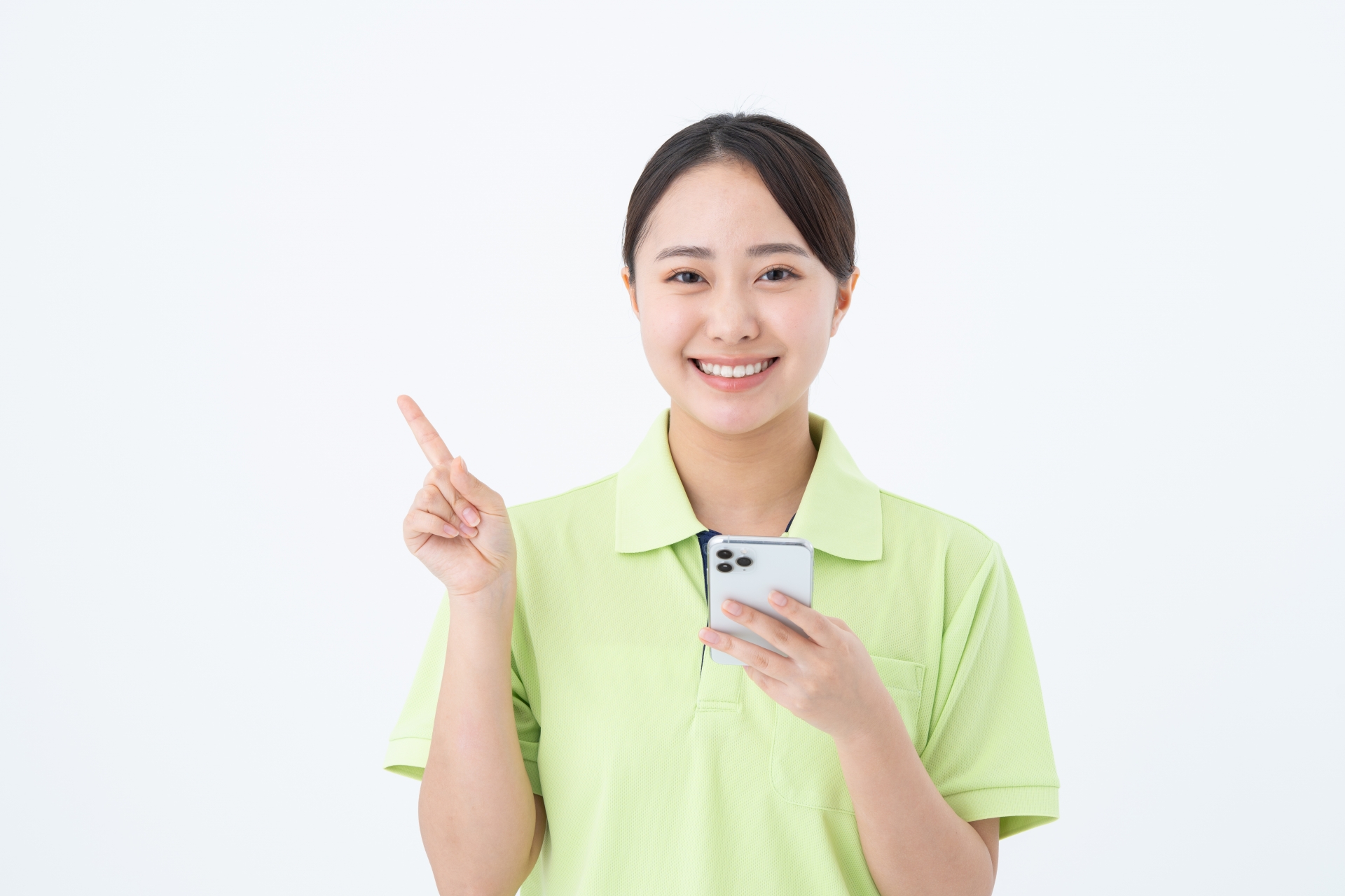 スマホを持って指を指す女性スタッフ
