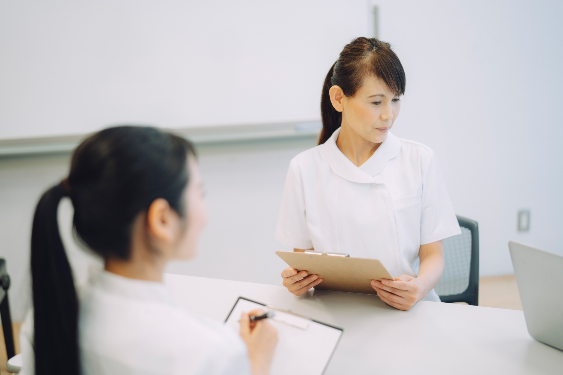 医療カンファレンス（女性2人）