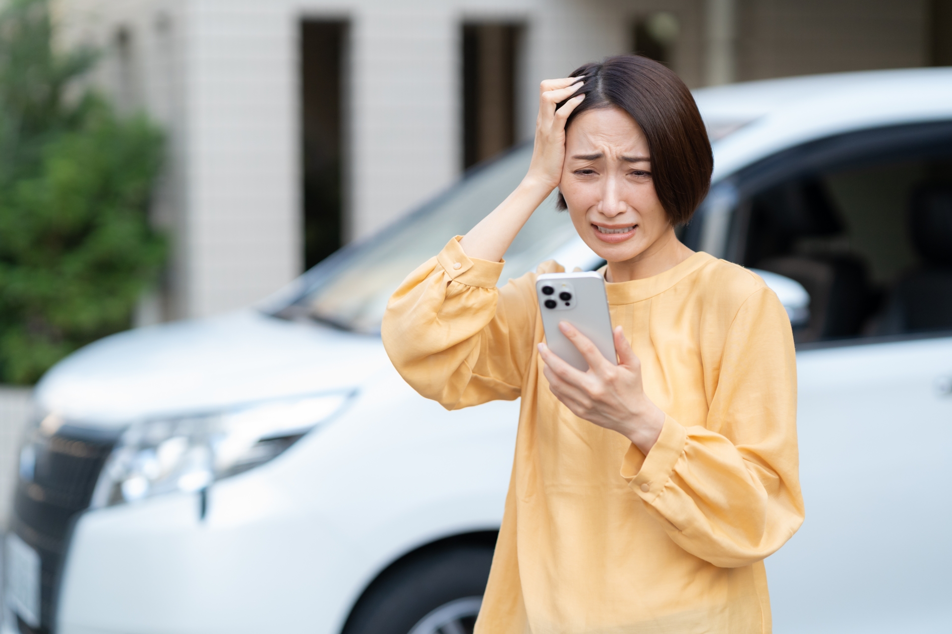 車が故障して困るミドルの女性