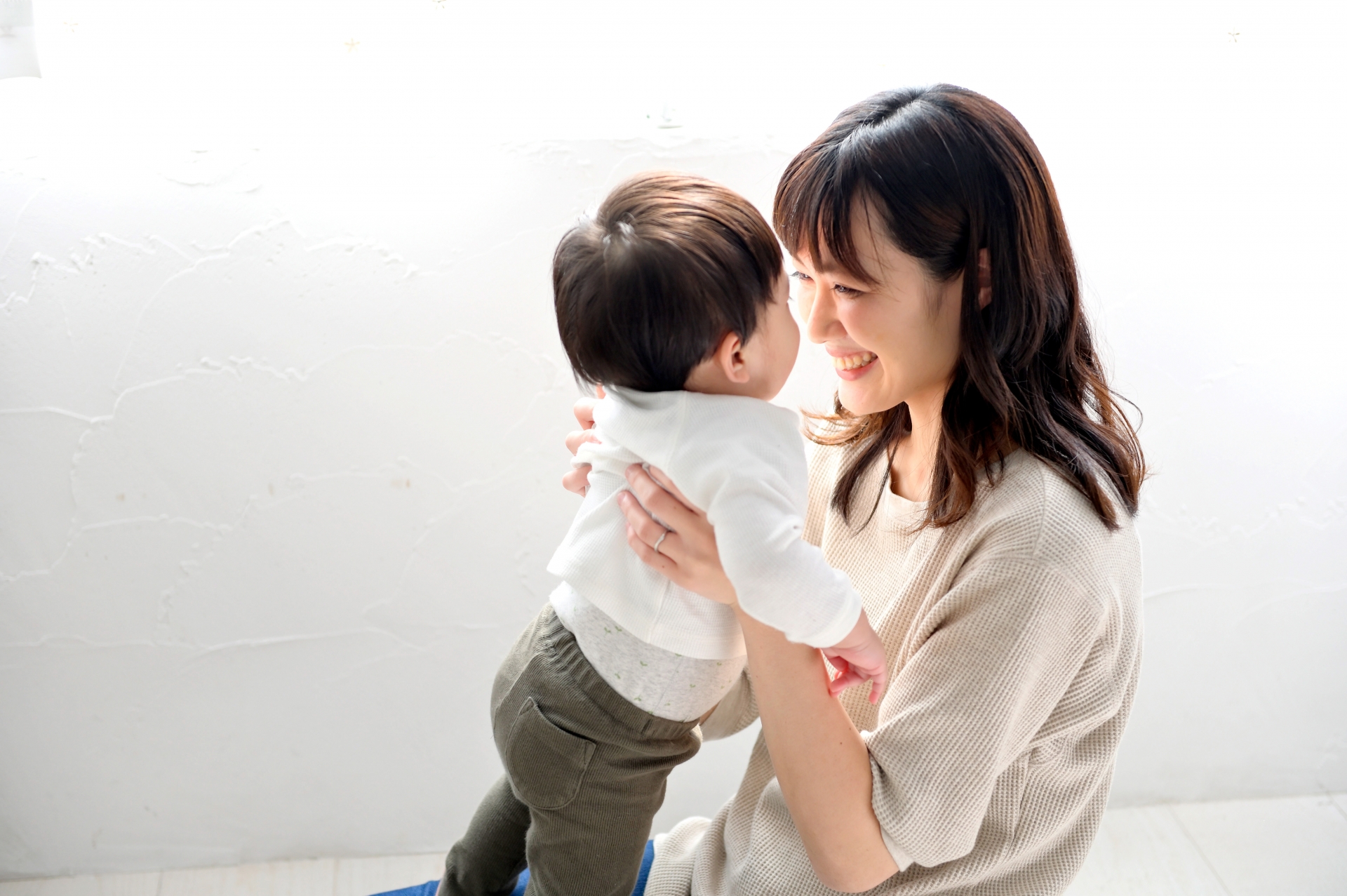 子供をあやす女性