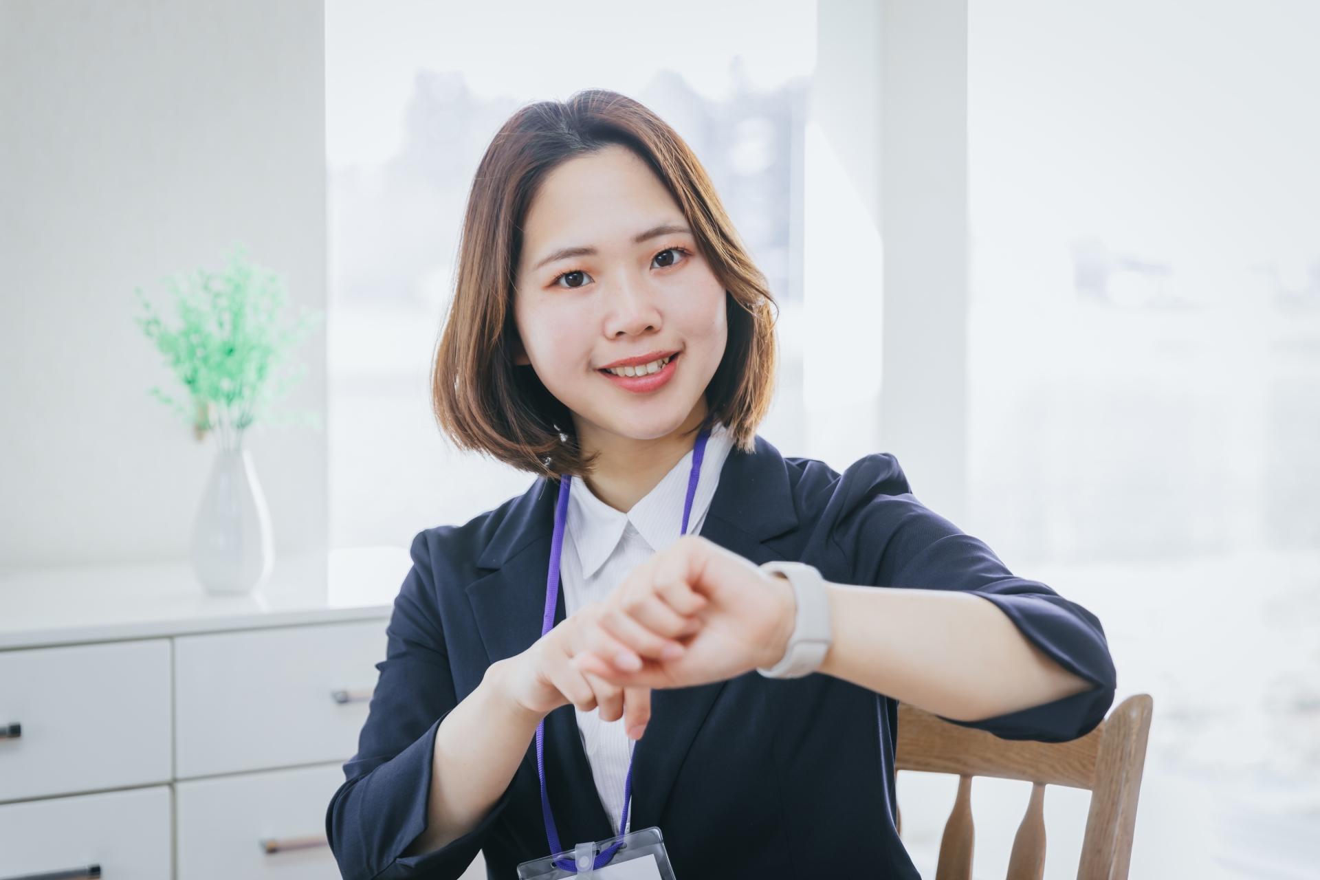 腕時計を指差す女性