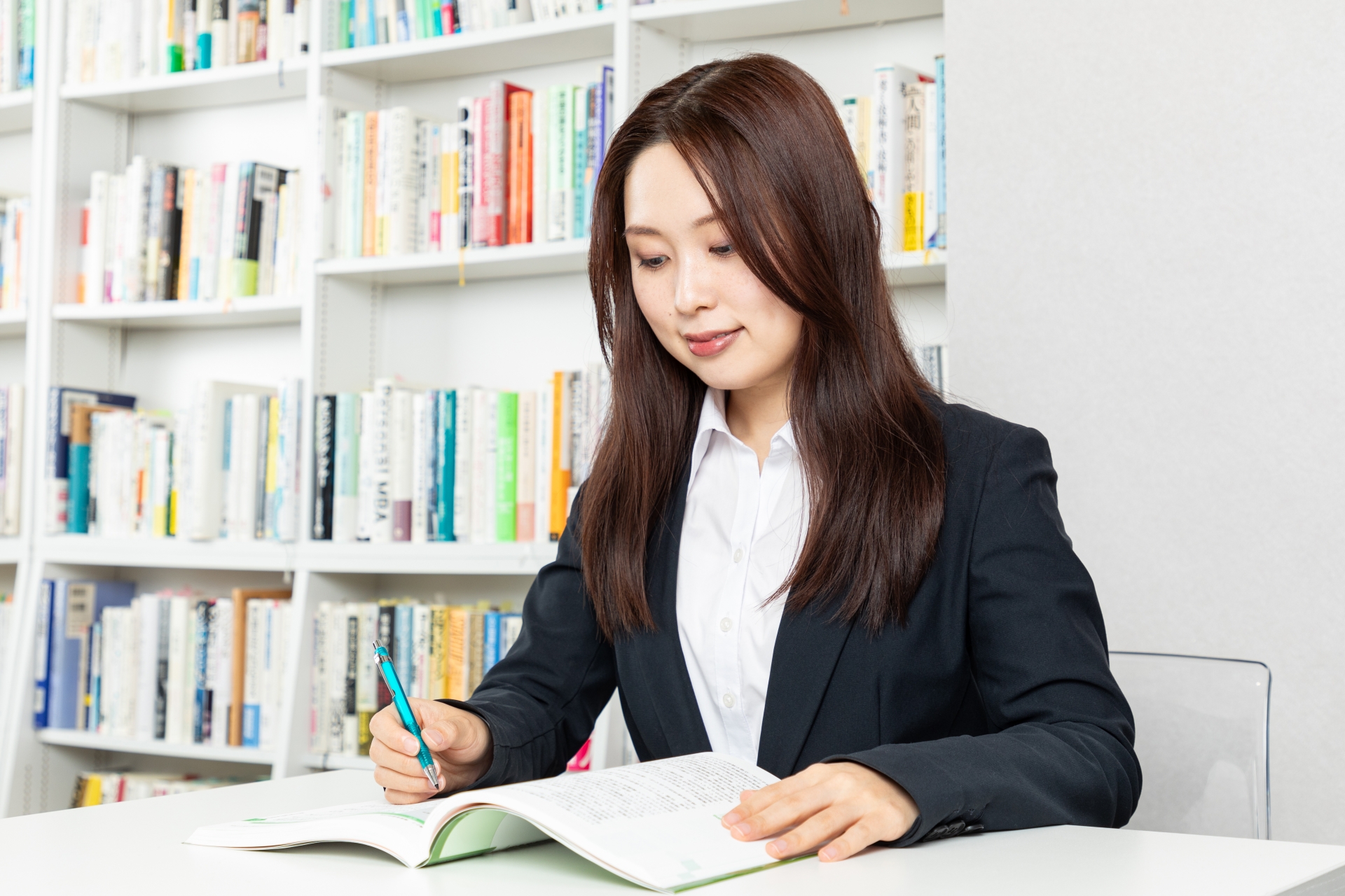 勉強をするスーツの女性