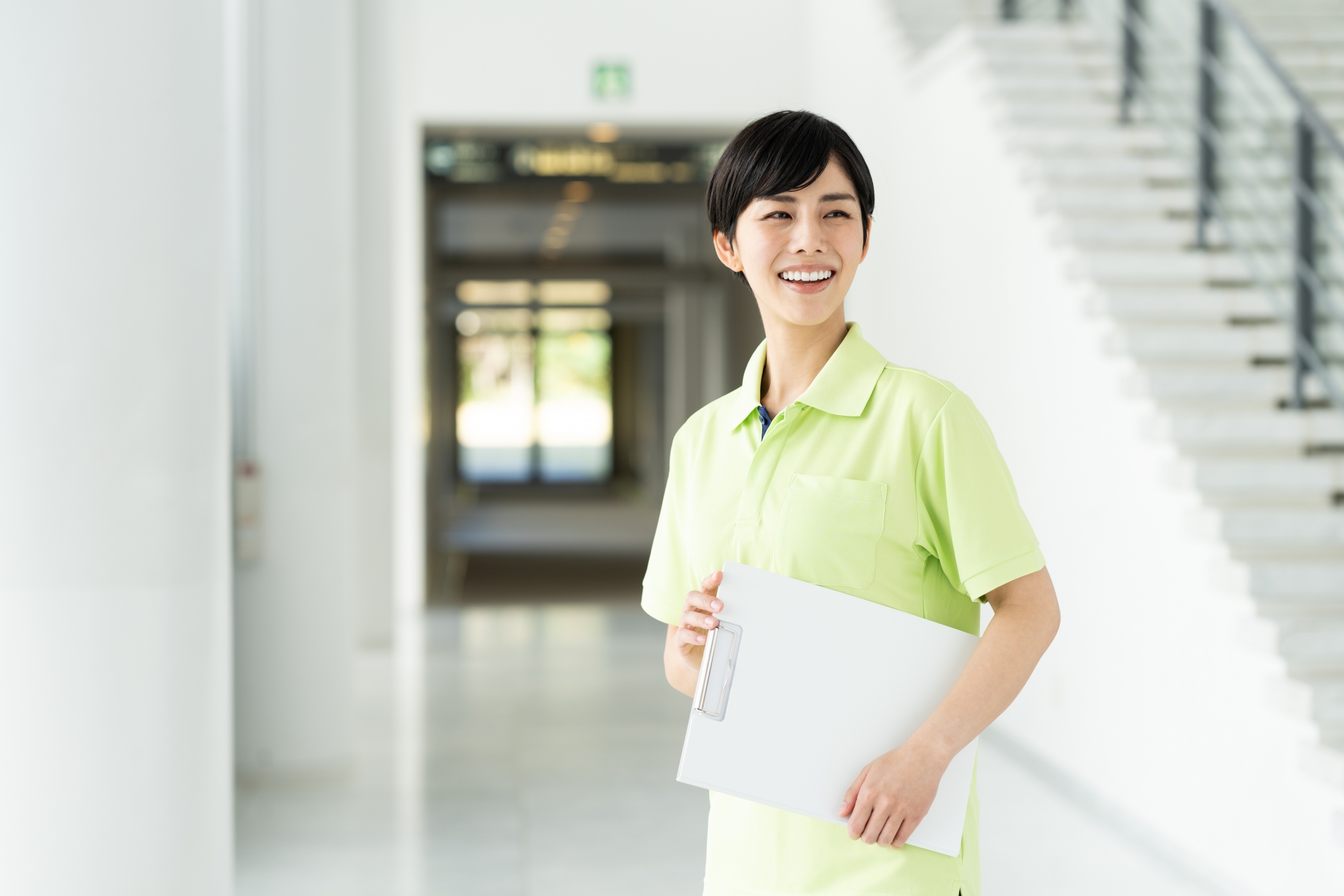 バインダーを持つ笑顔の介護士