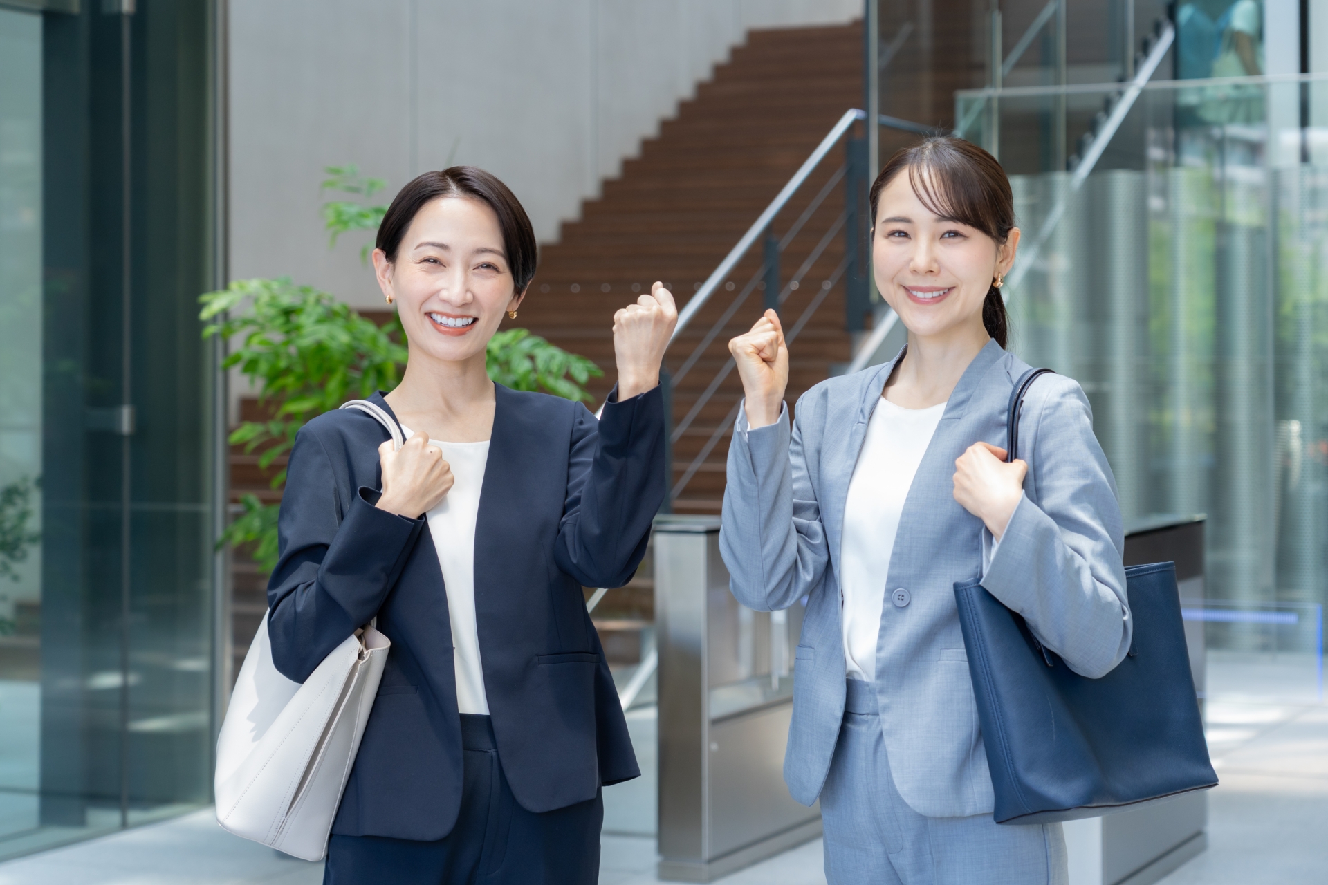 オフィスに通勤をするビジネスウーマン