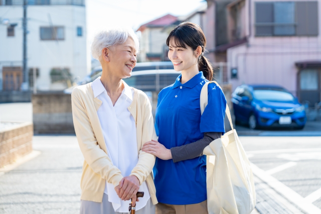 高齢者の買い物につきそう女性