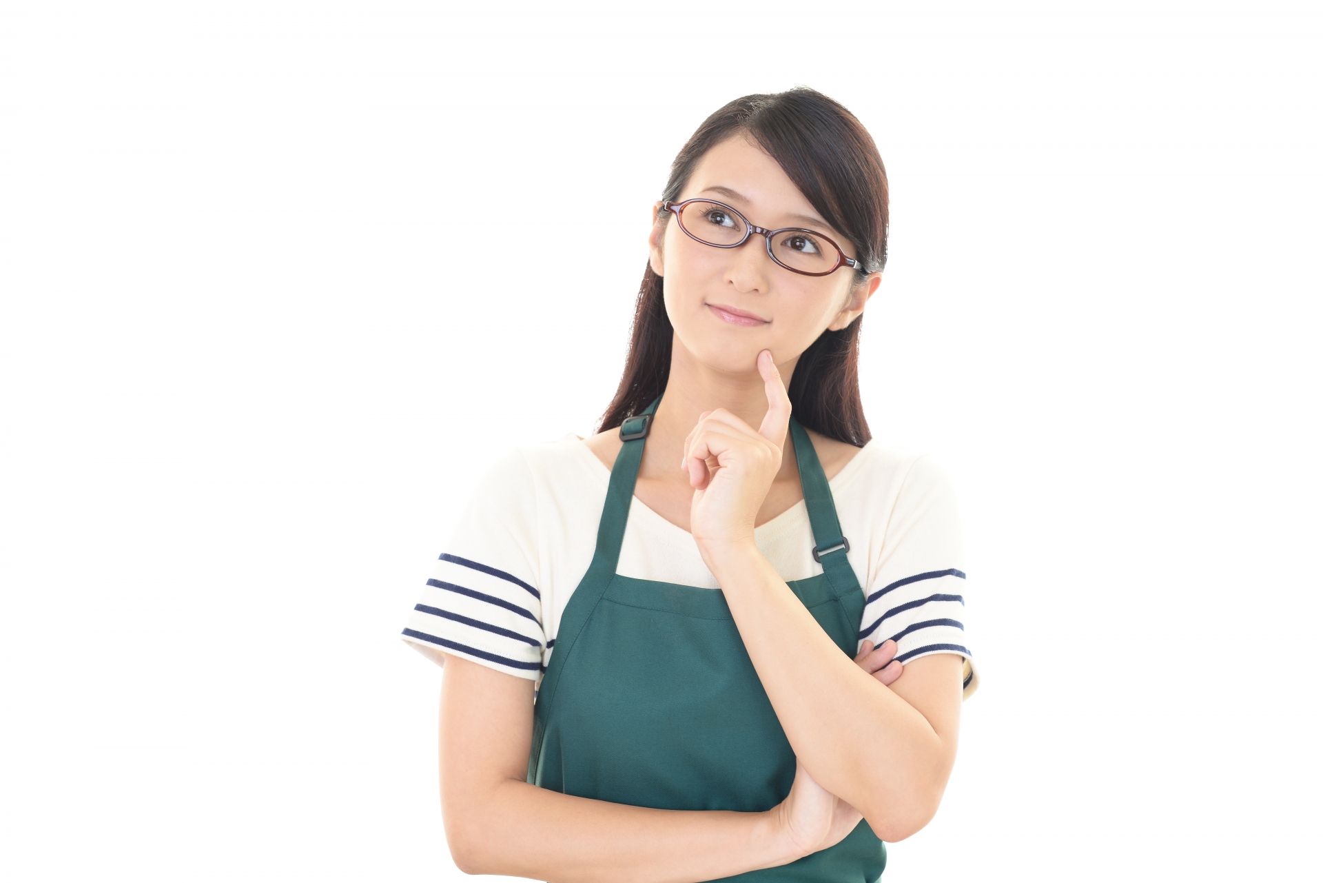 考えるポーズを取るエプロンをつけた女性