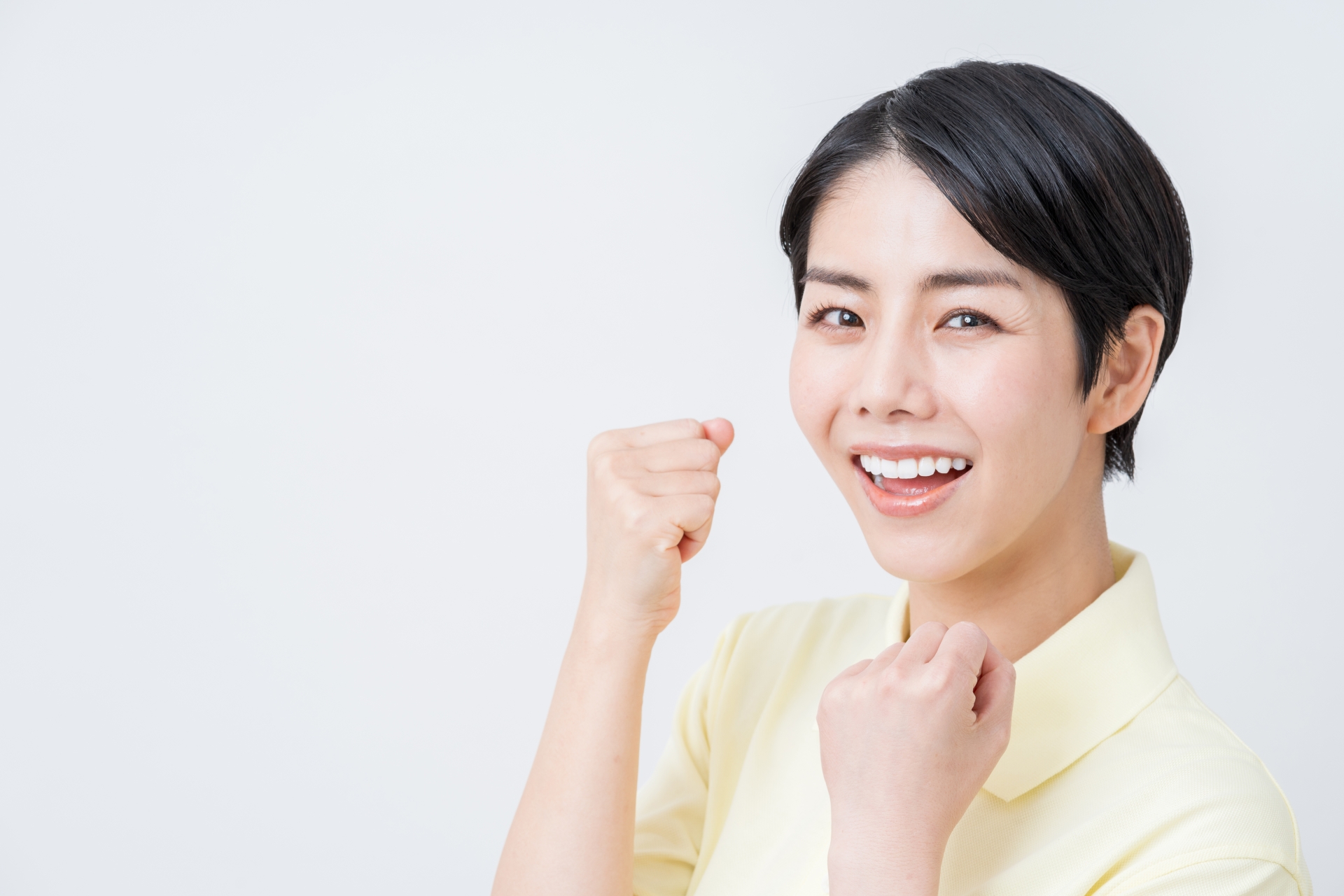 ガッツポーズをする介護士