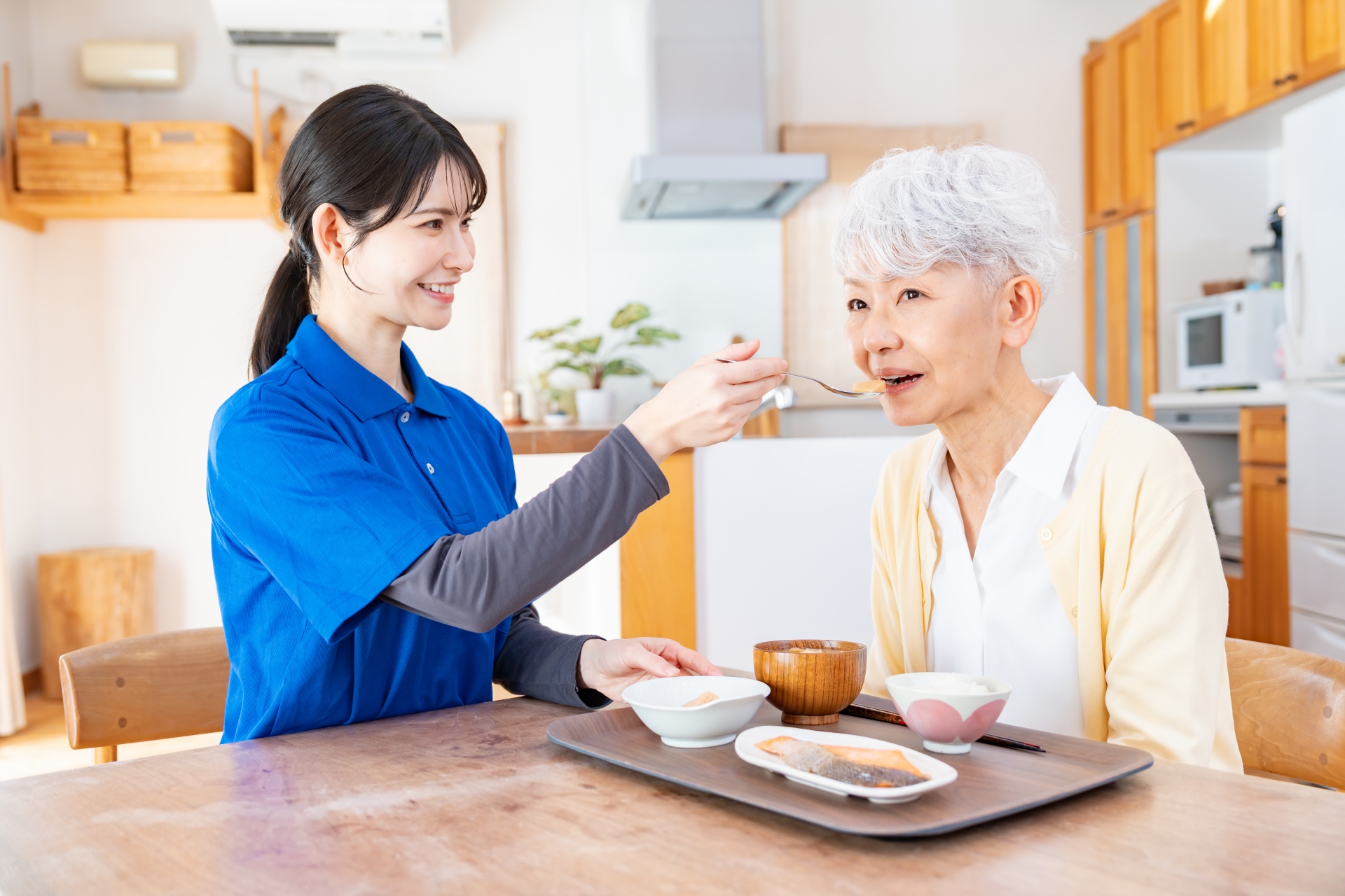 食事介助をする介護士