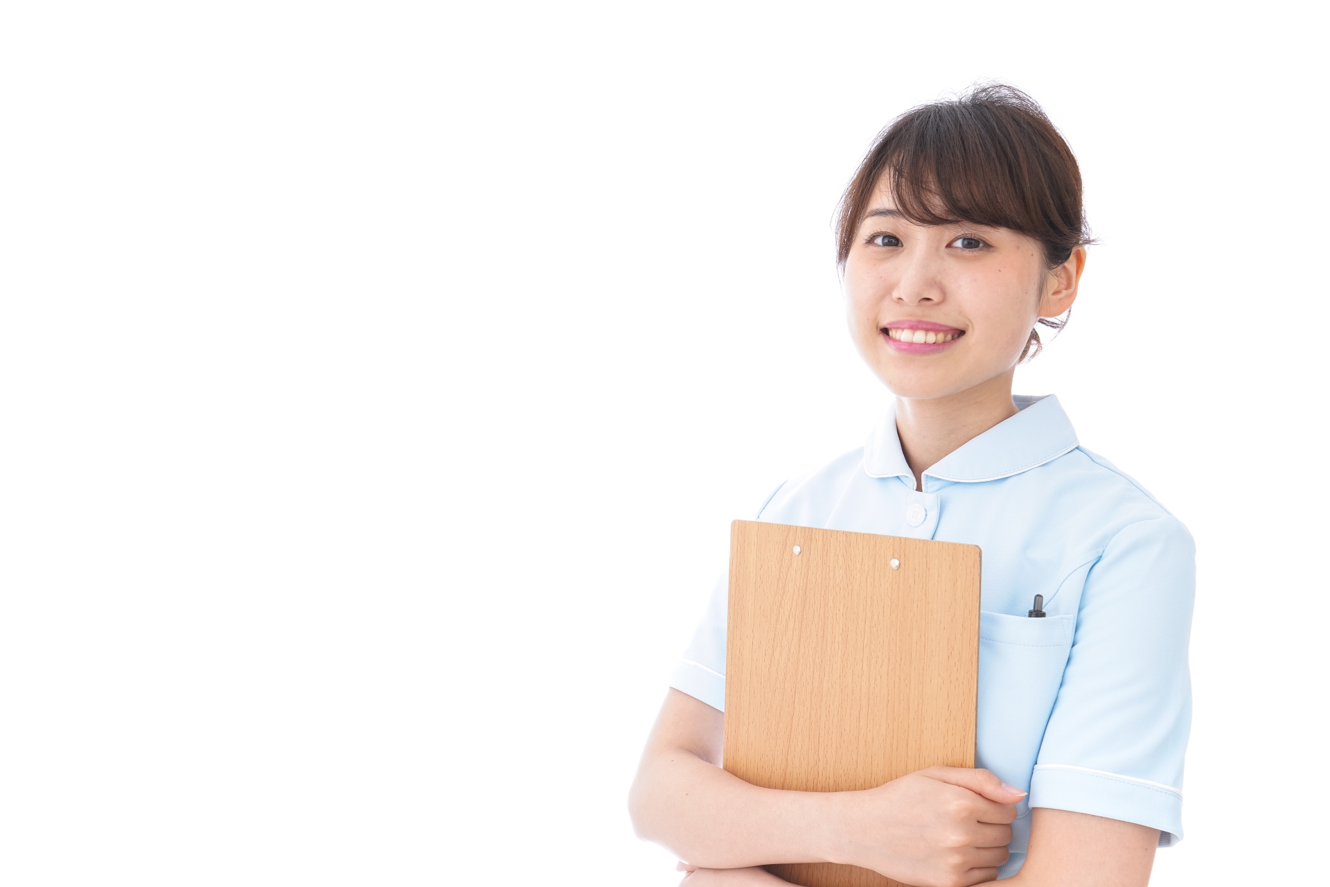 カルテを持つ看護師