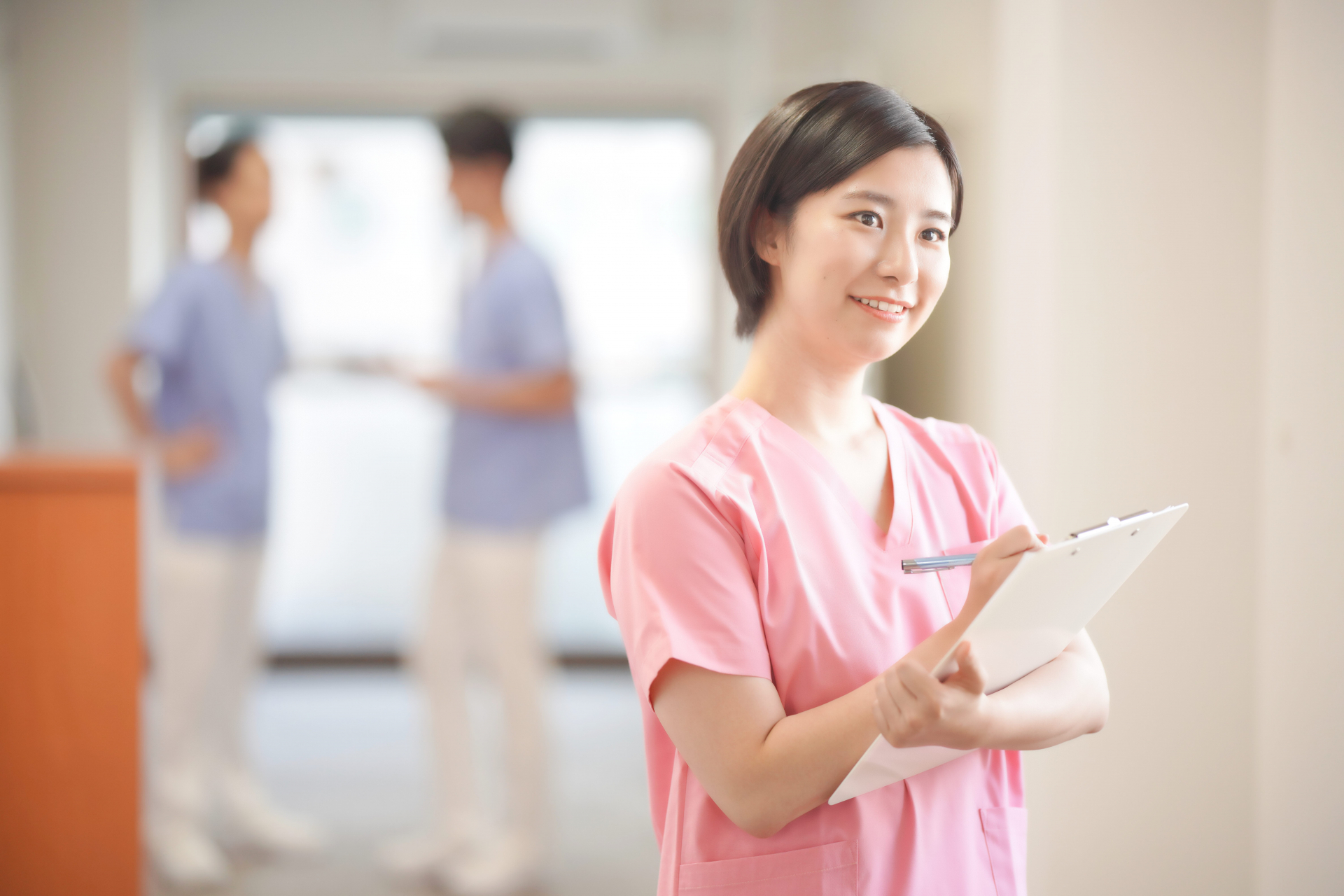 笑顔で記録している看護師