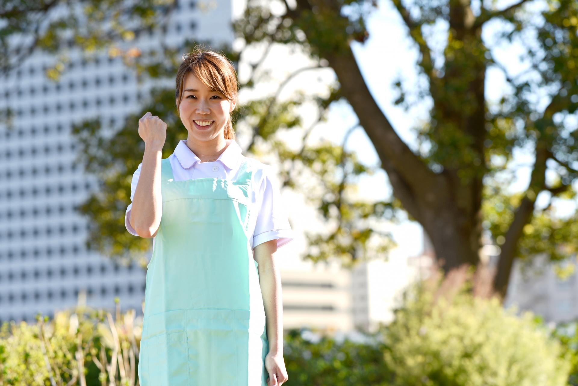 エプロンをつけてガッツポーズする女性