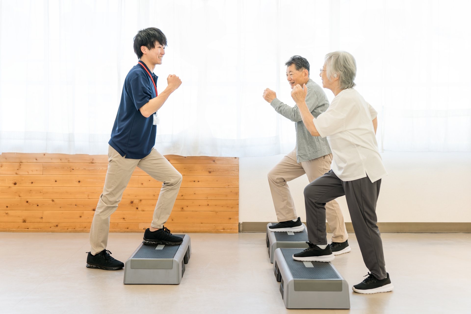 デイサービスでトレーニングするシニア男女