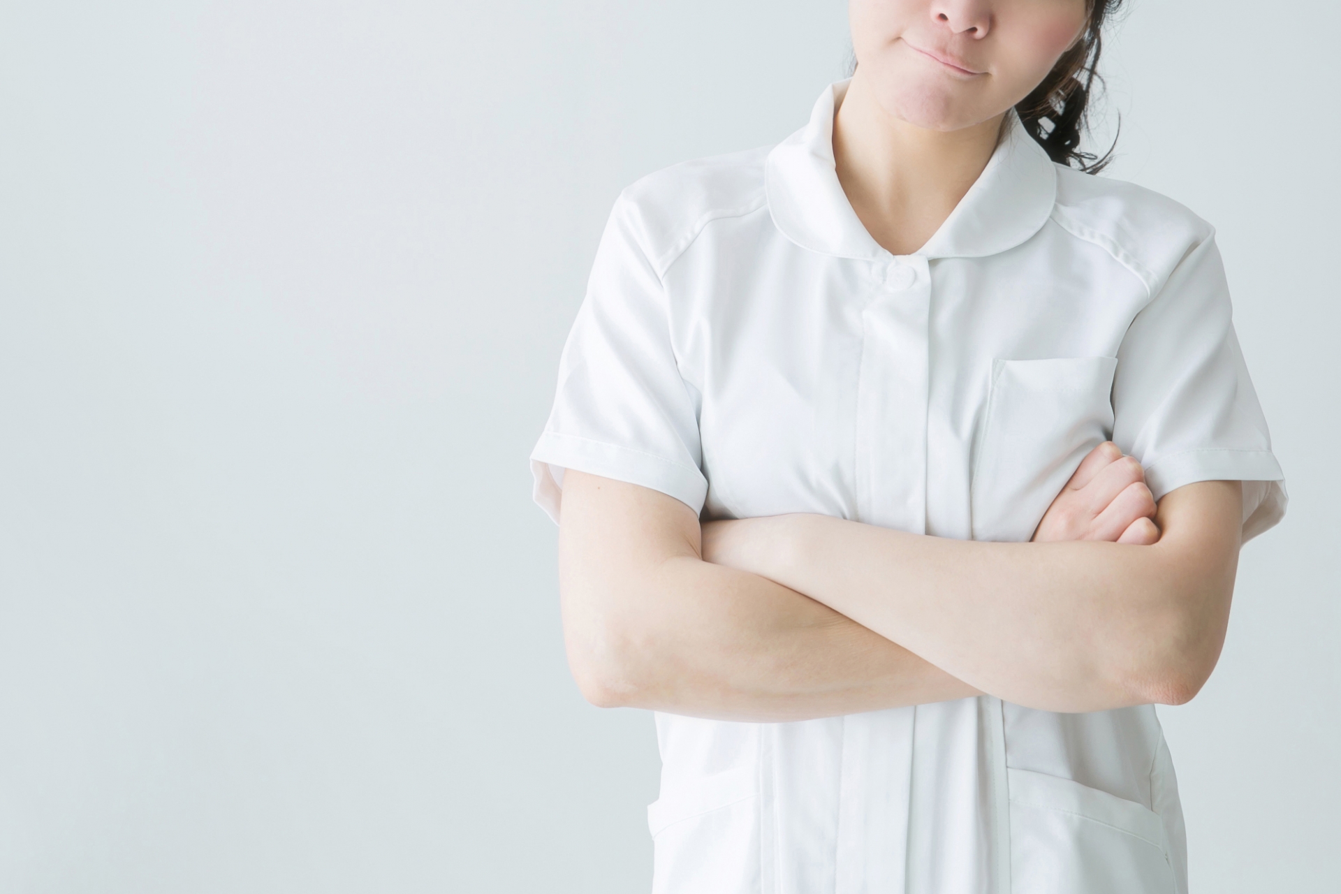 考える白衣の女性